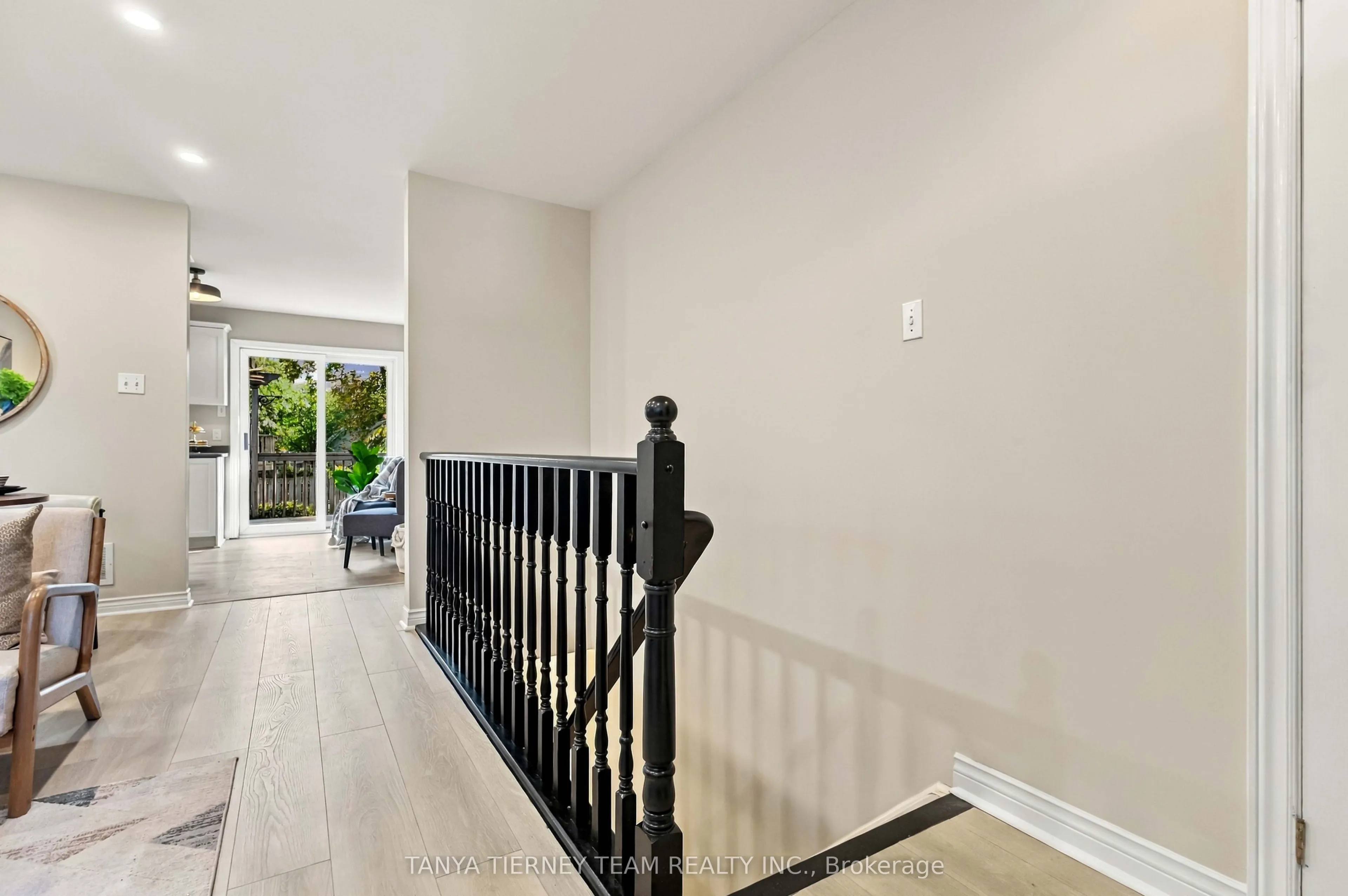 509 Dunlop Street W