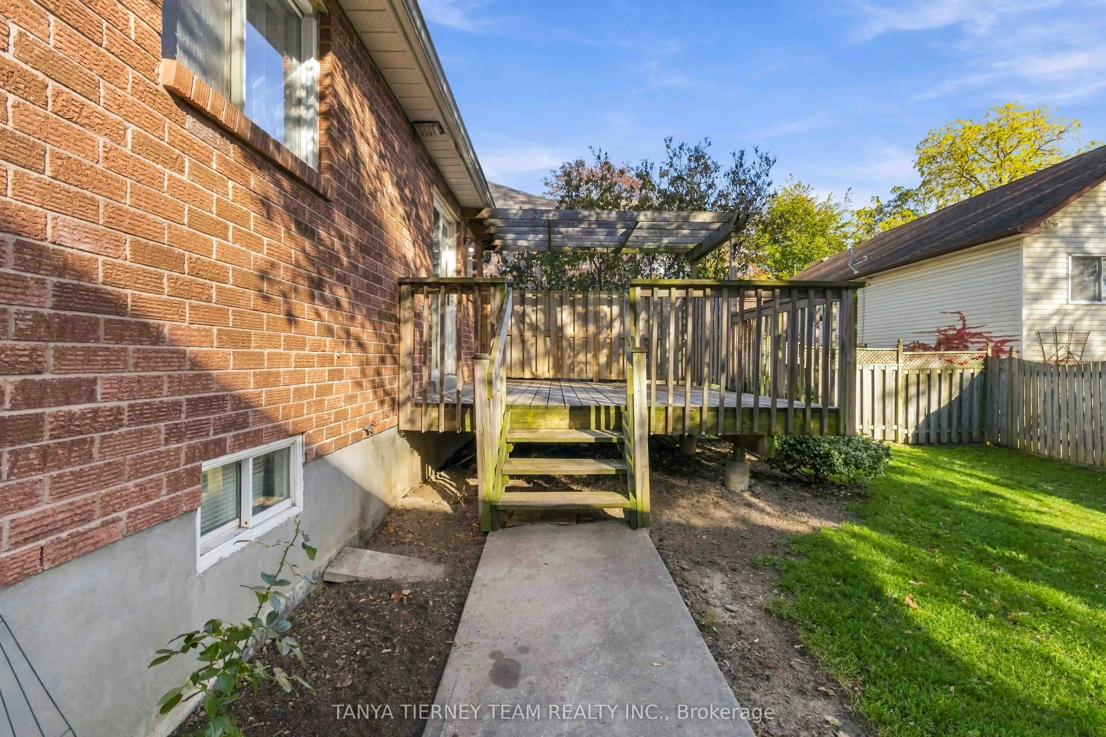 509 Dunlop Street W