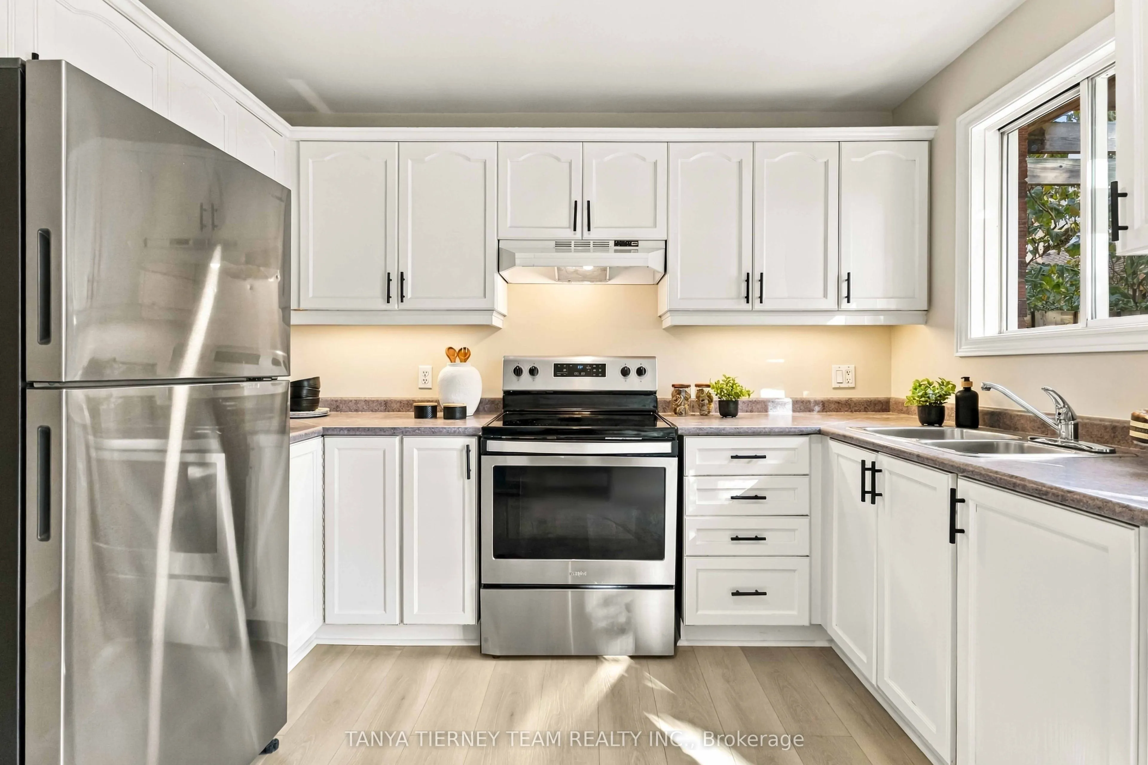 509 Dunlop Street W