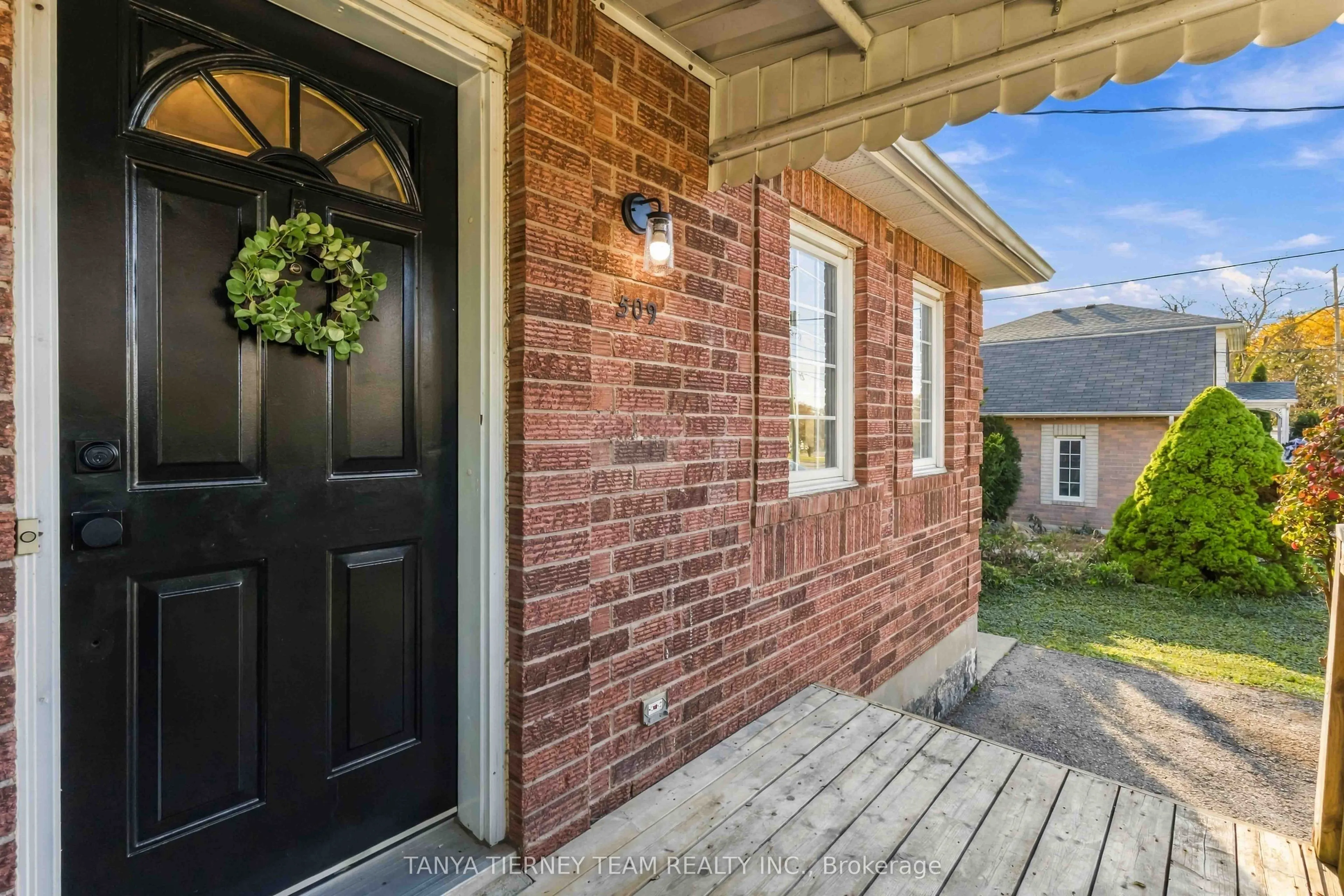 509 Dunlop Street W