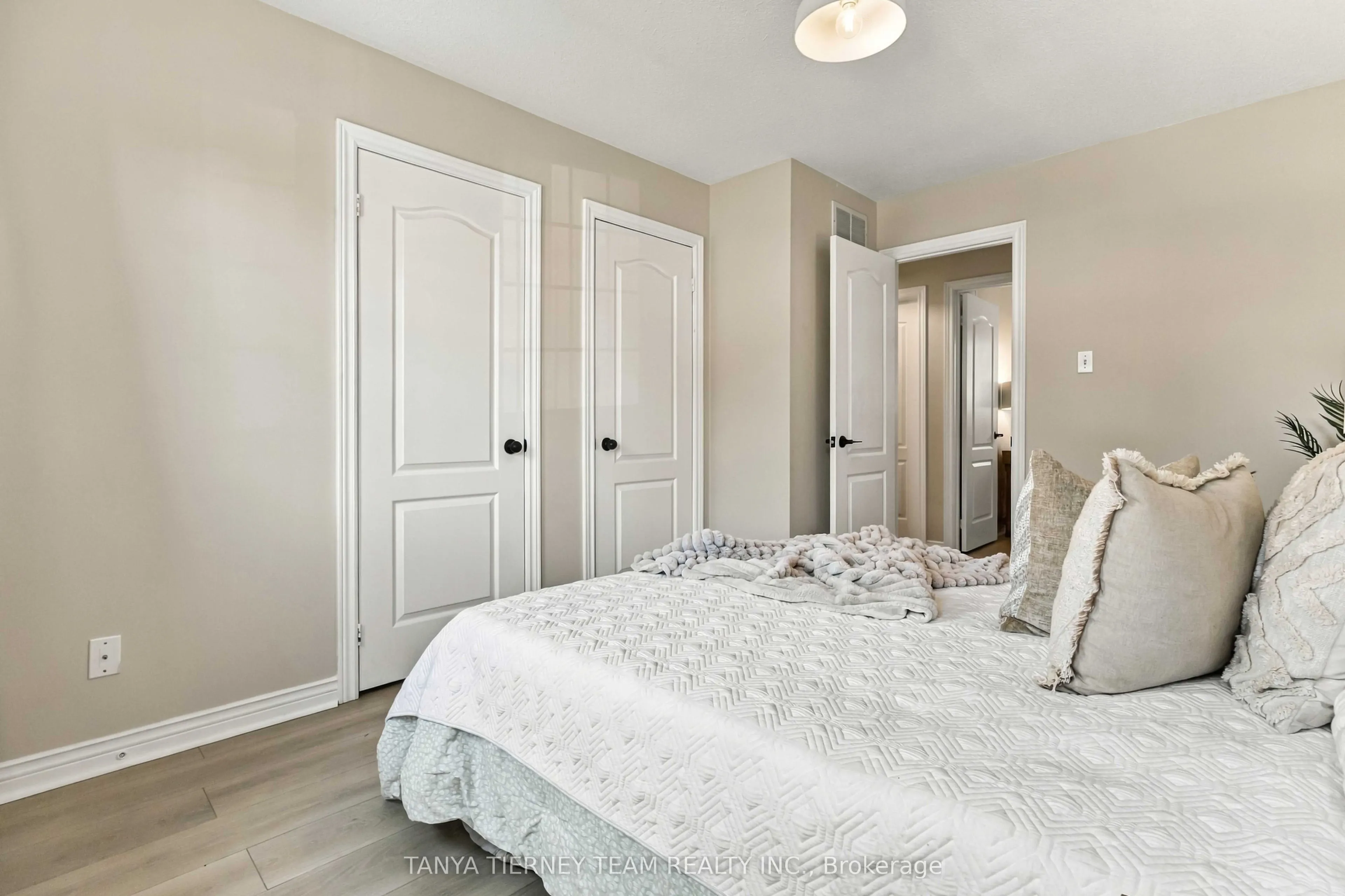 509 Dunlop Street W
