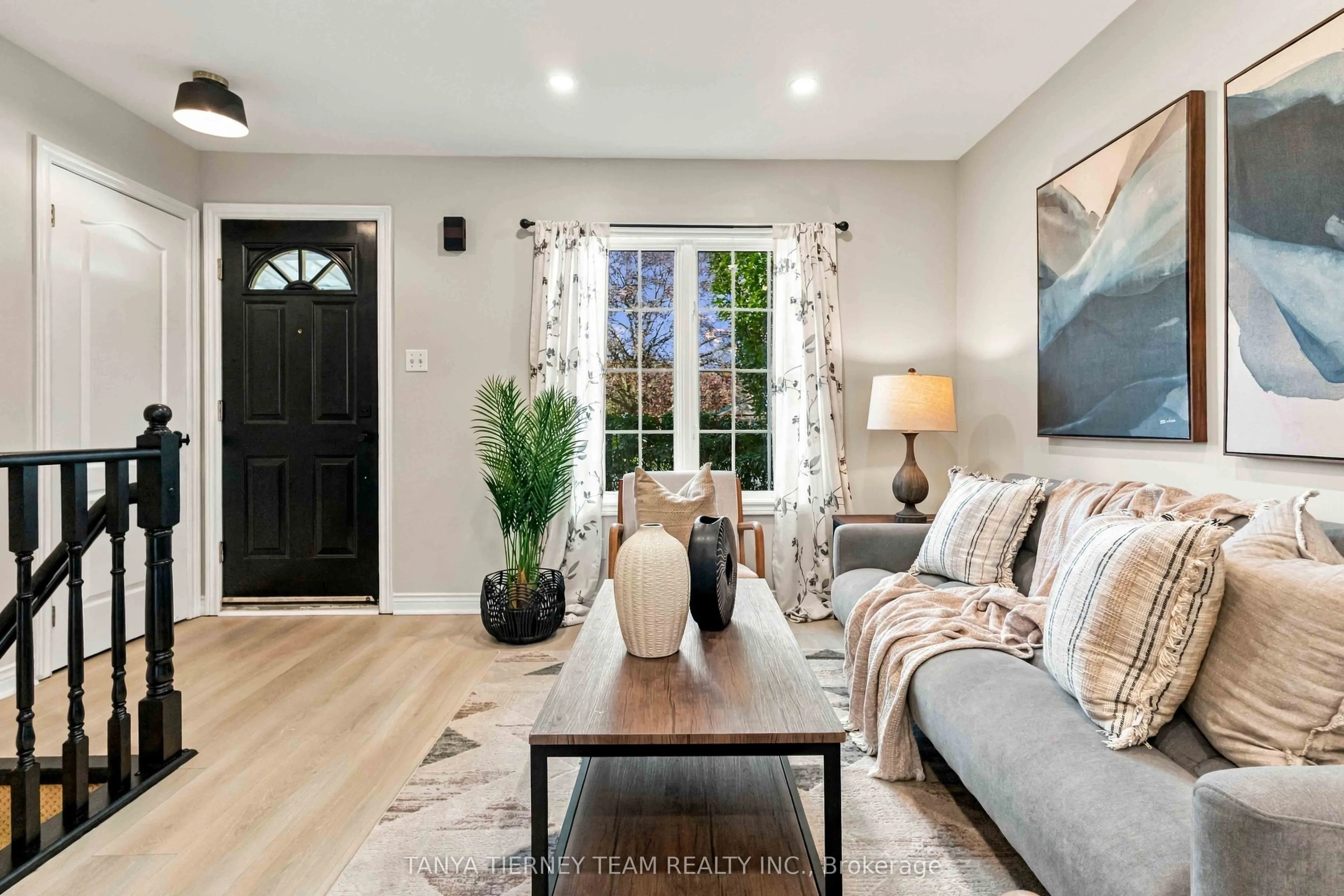 509 Dunlop Street W