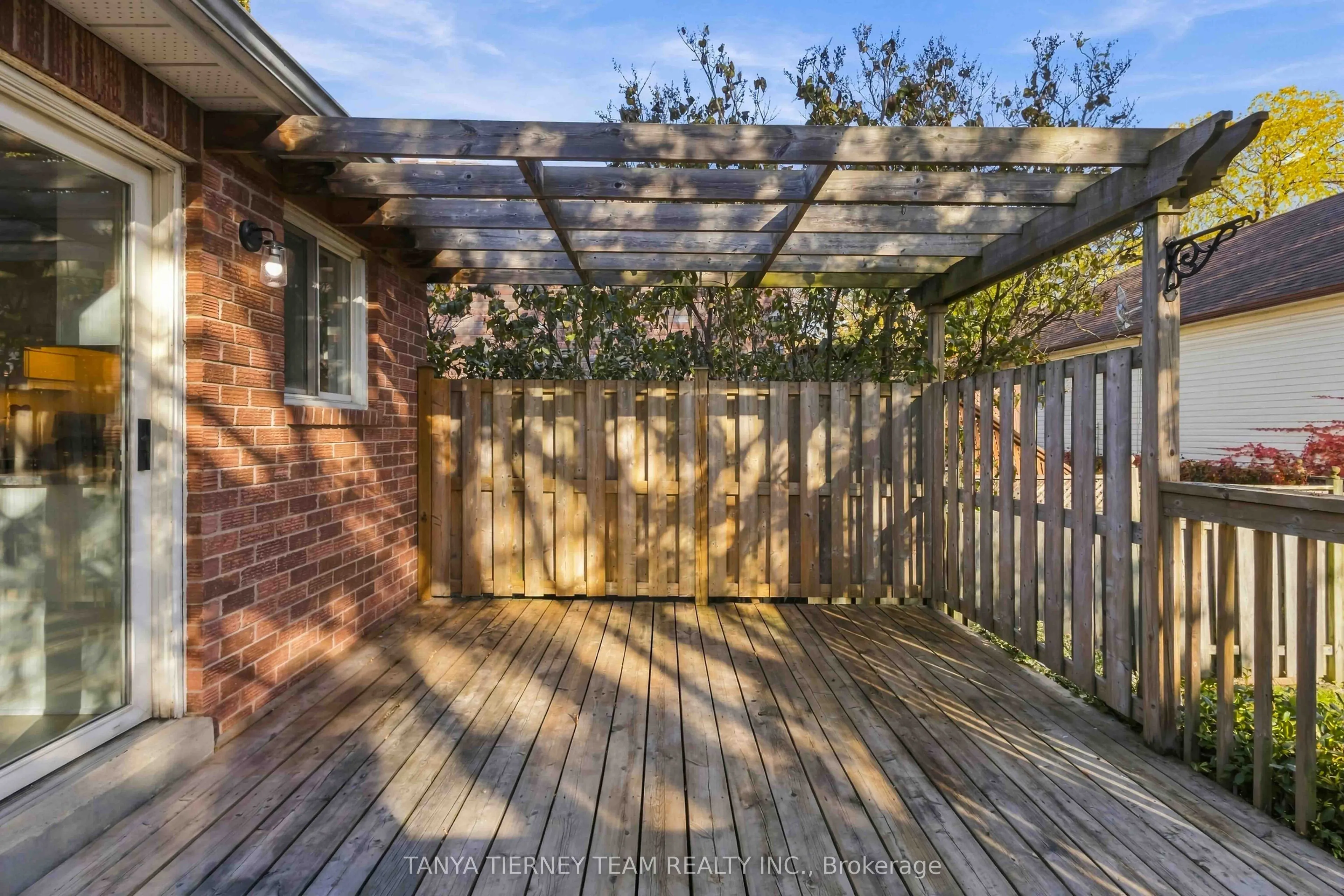509 Dunlop Street W
