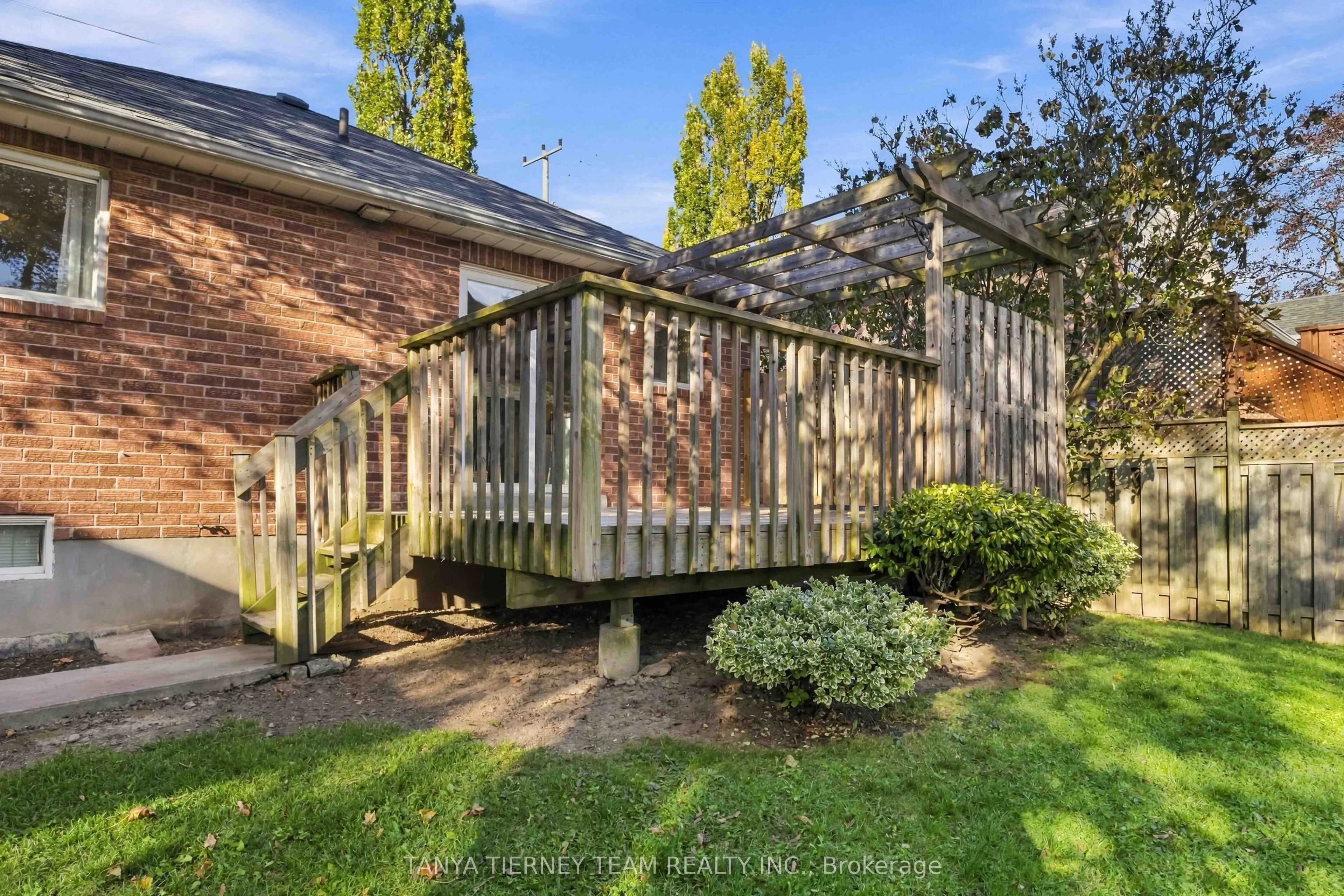 509 Dunlop Street W