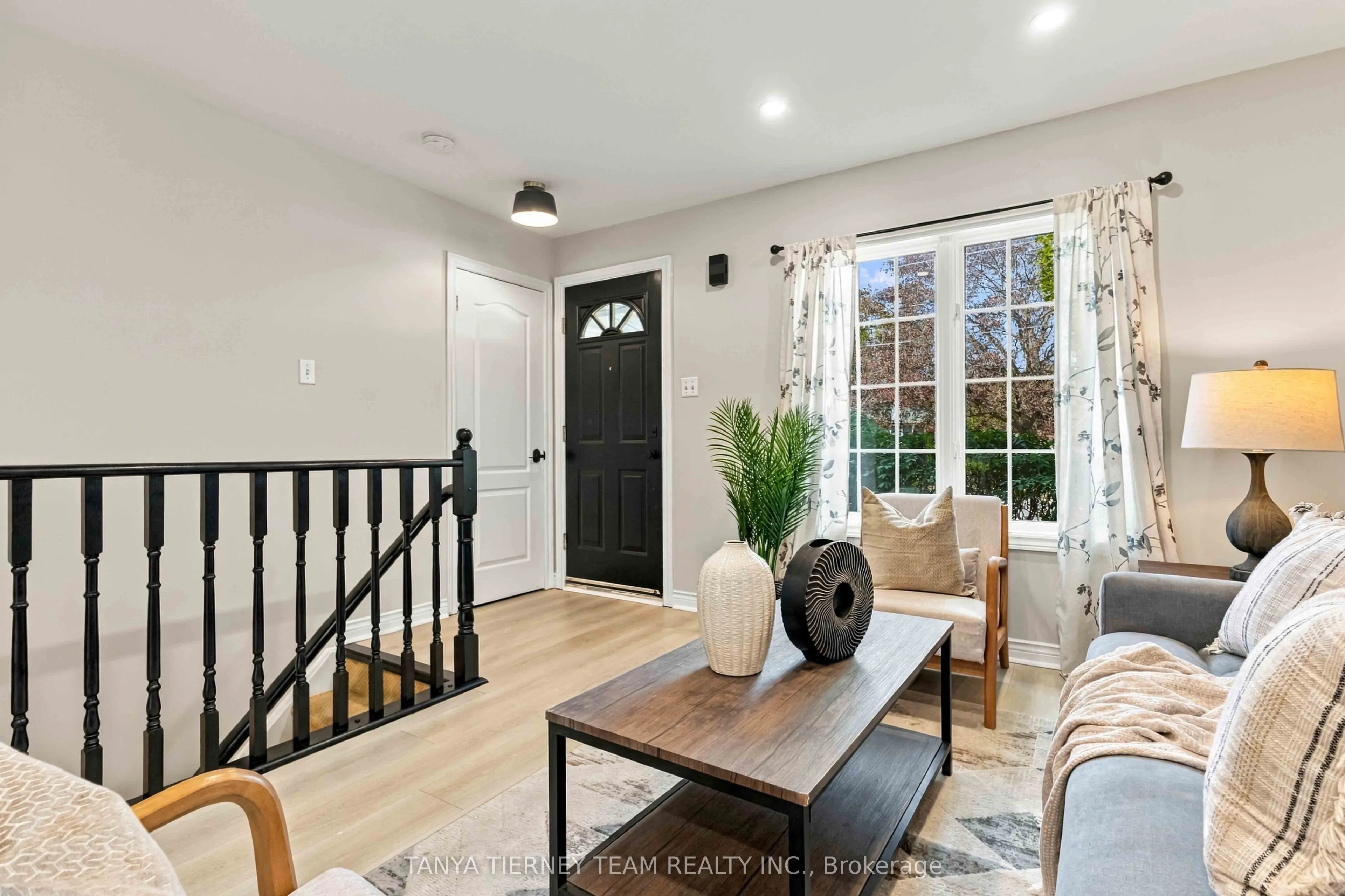 509 Dunlop Street W