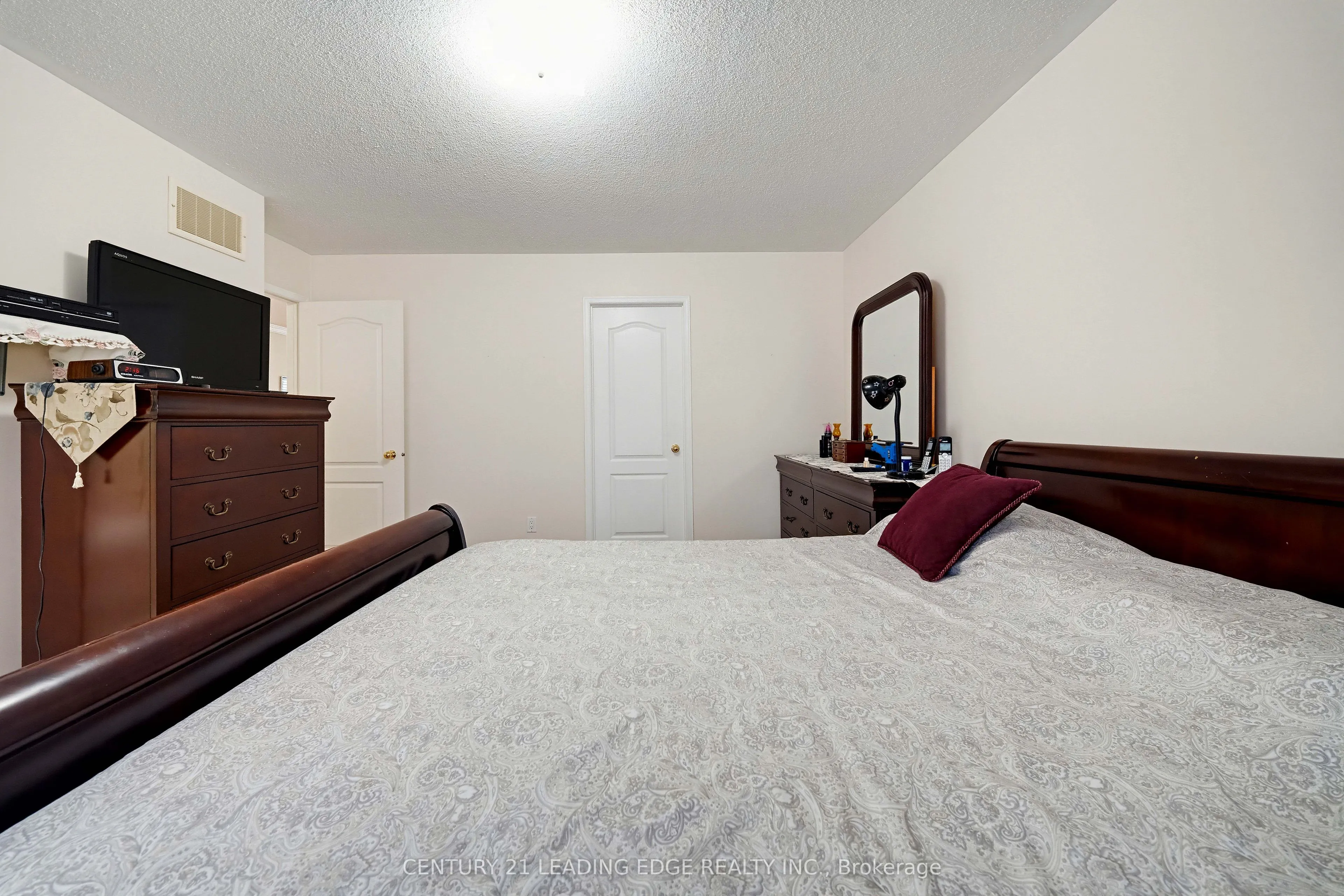 75 Howlett Crescent