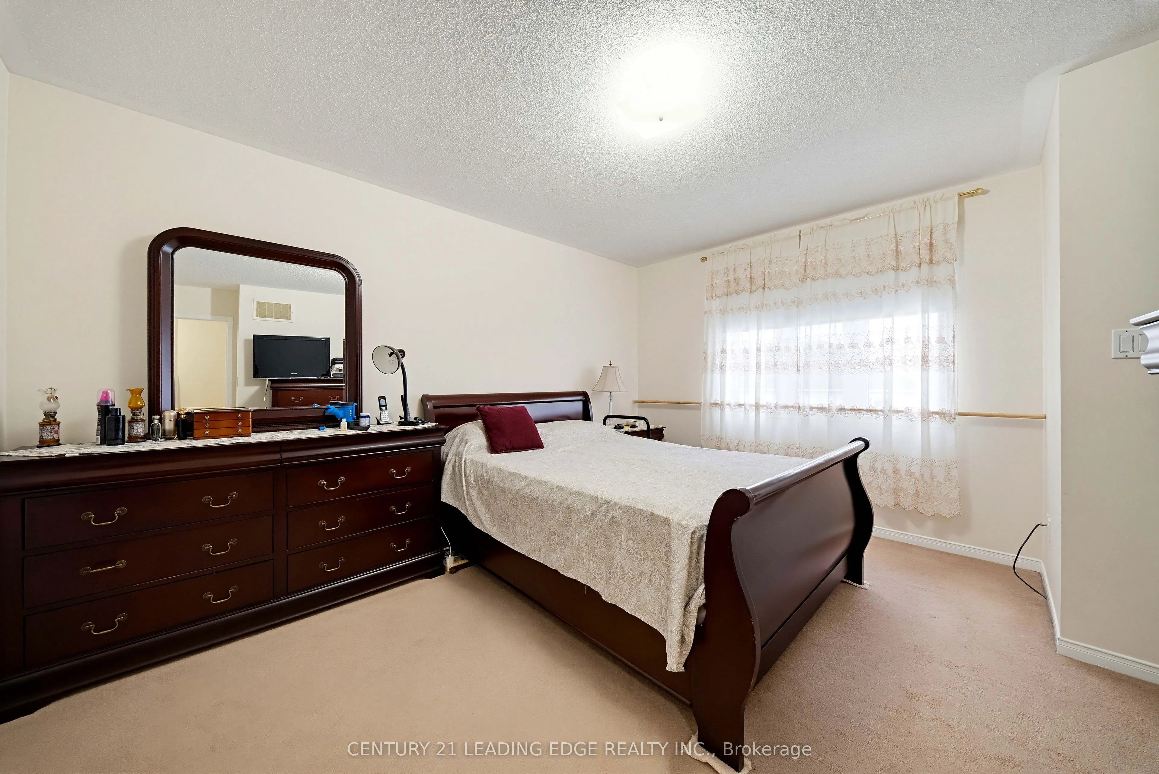 75 Howlett Crescent