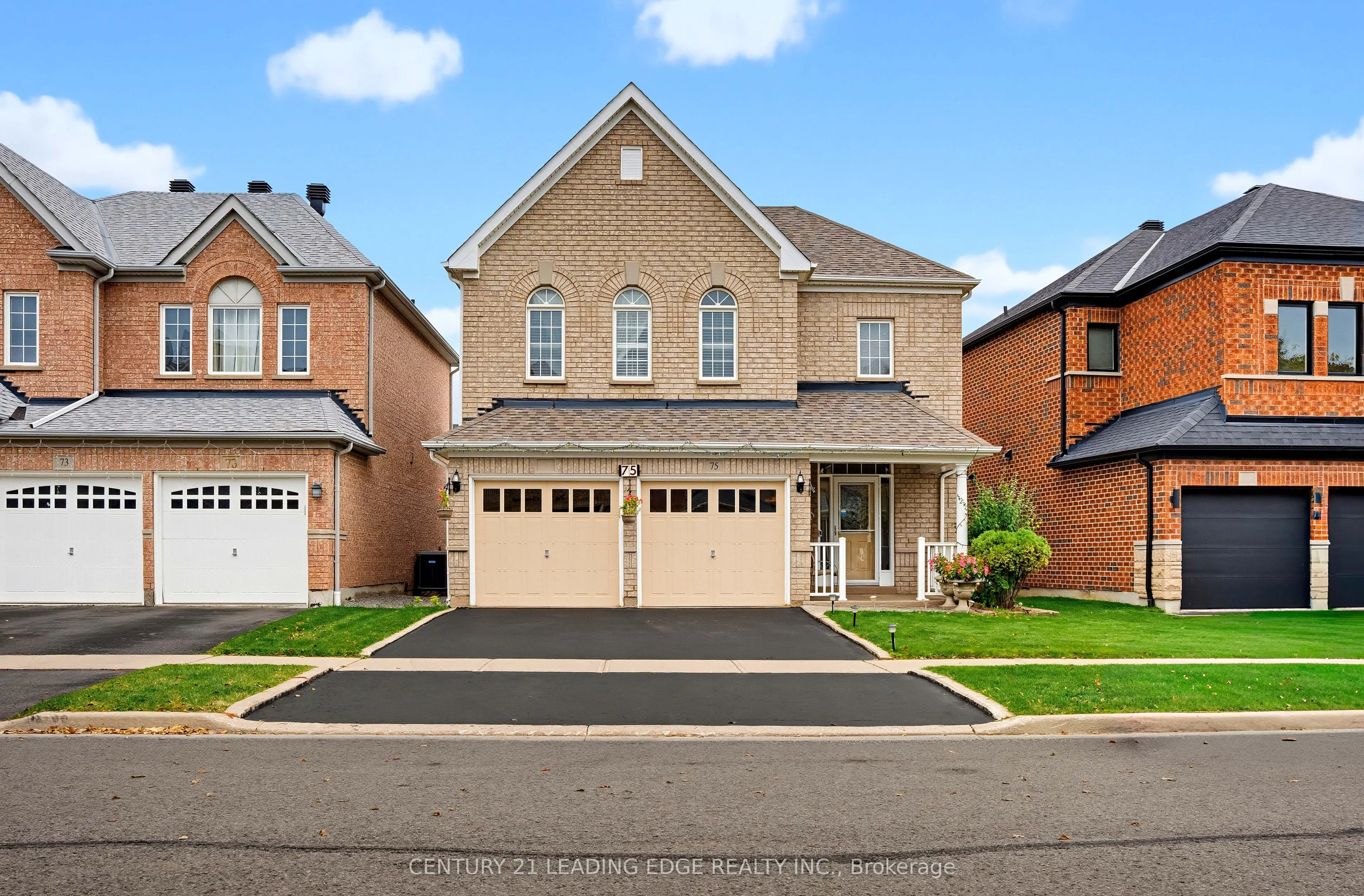 75 Howlett Crescent