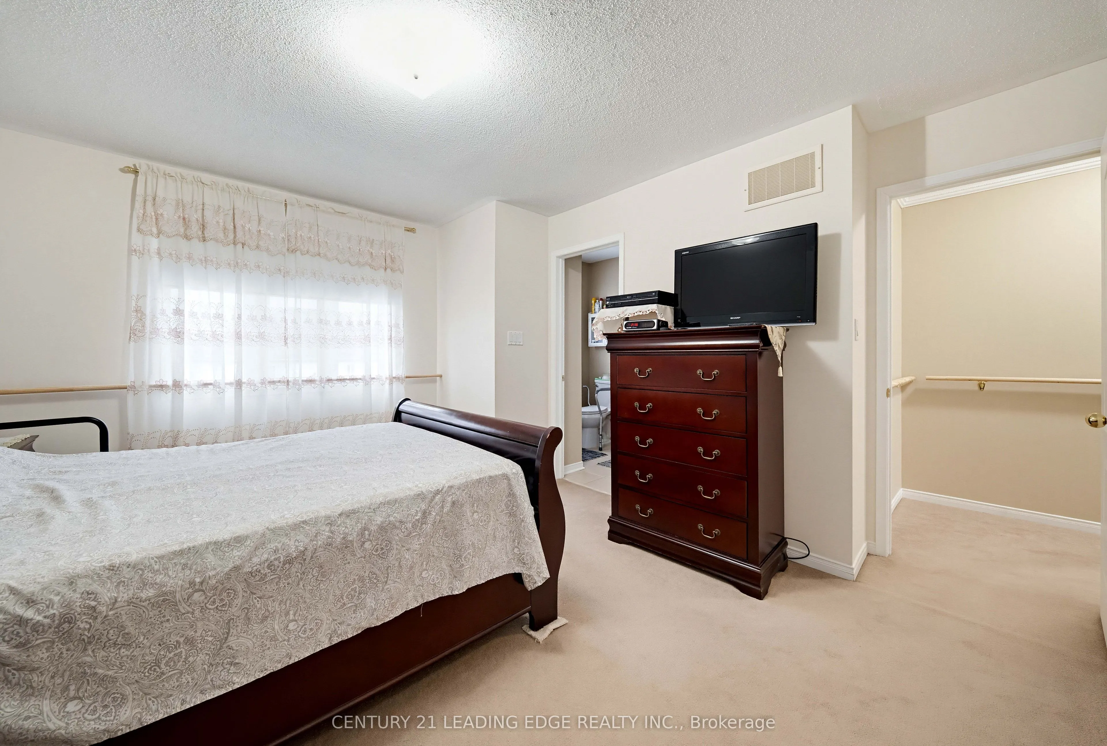 75 Howlett Crescent