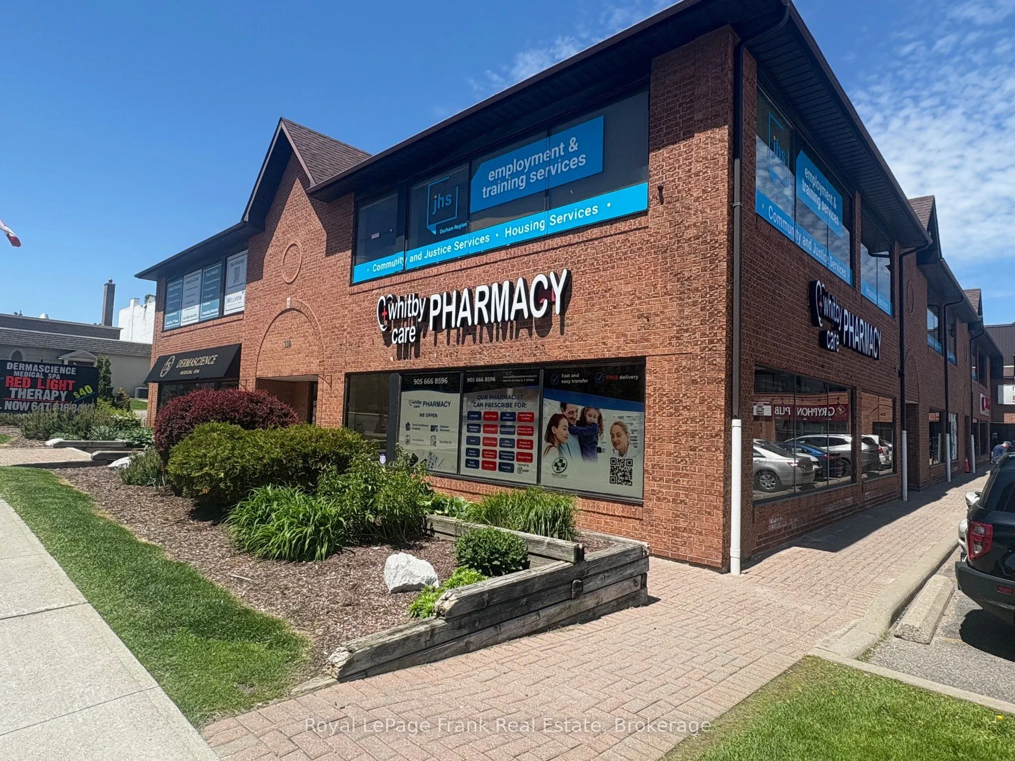 114 Dundas Street E #206