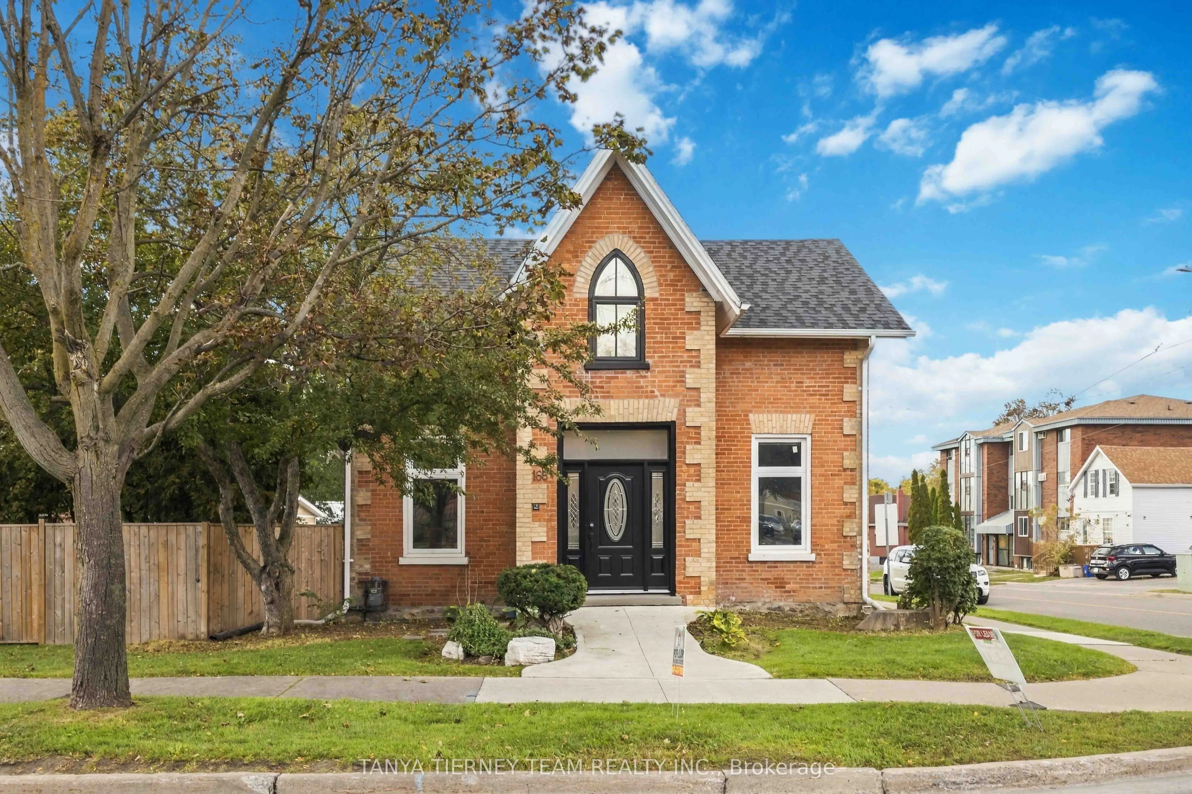 168 Centre Street S