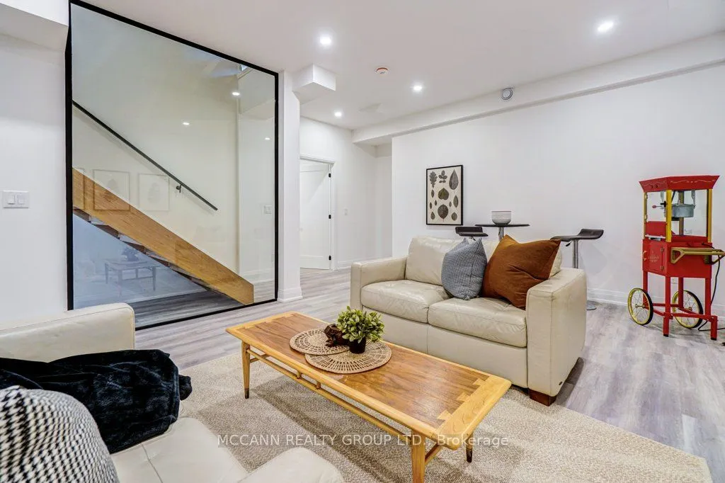 271 Main Street N