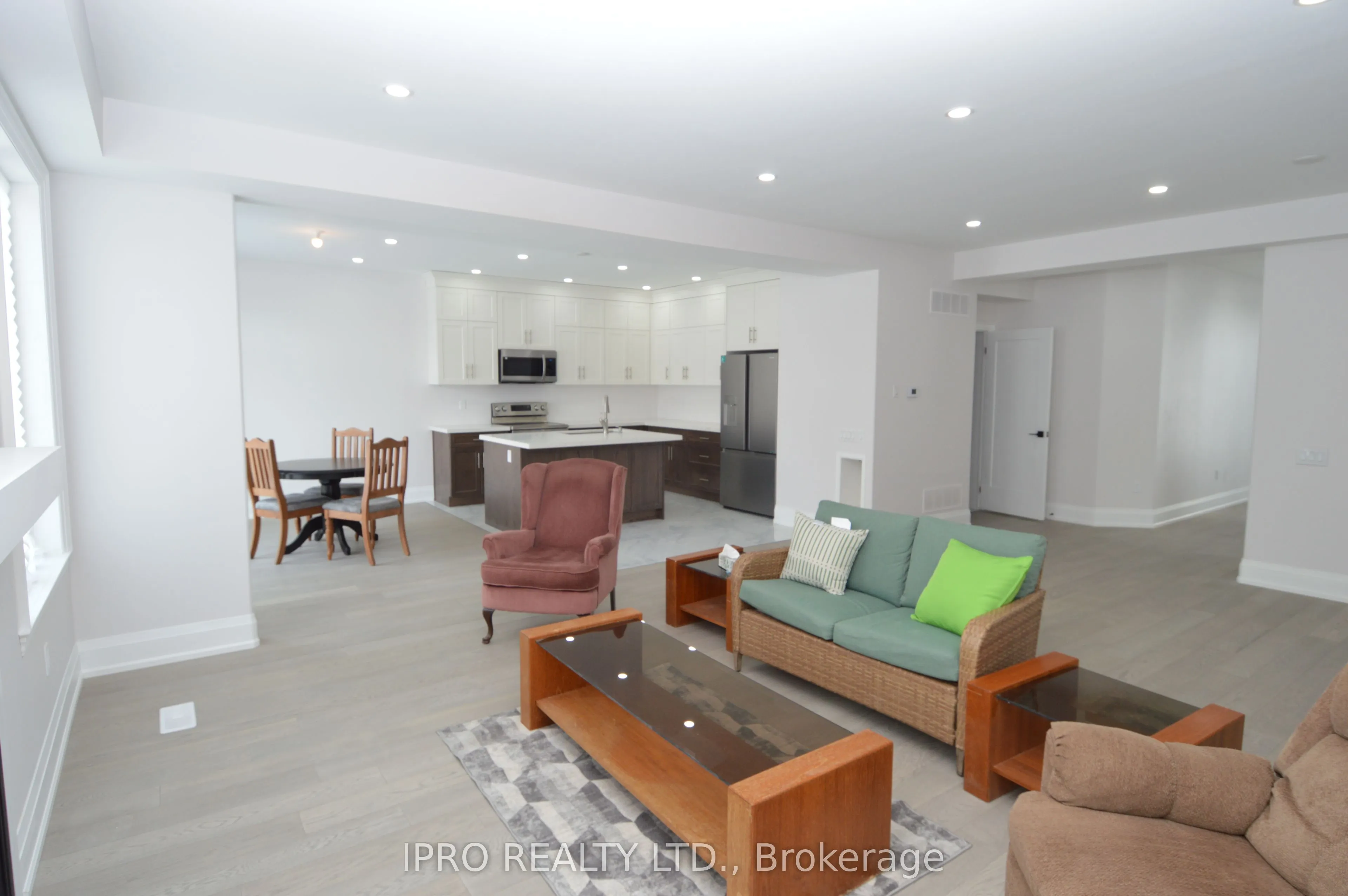 44 Albert Street W