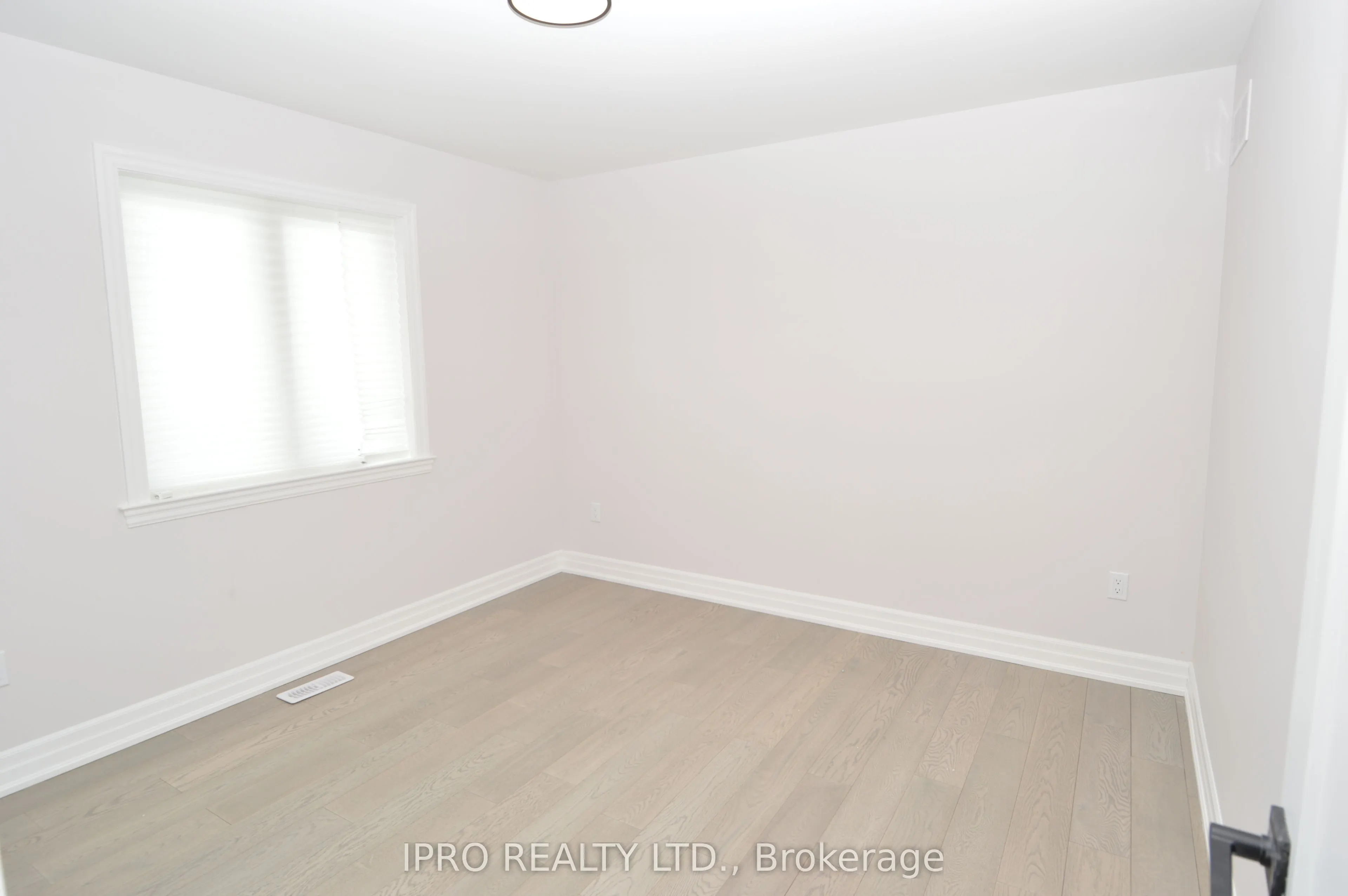 44 Albert Street W