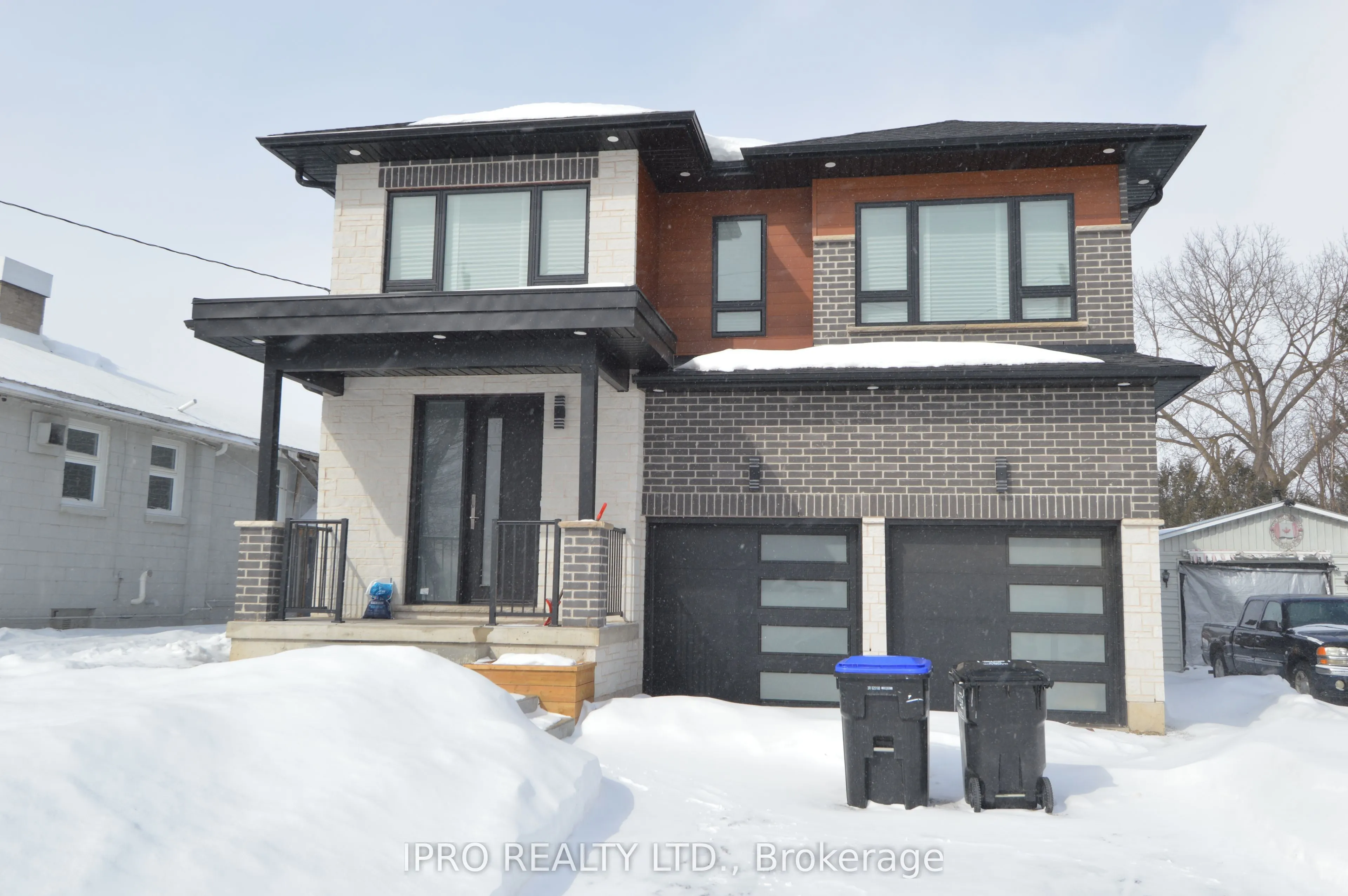 44 Albert Street W