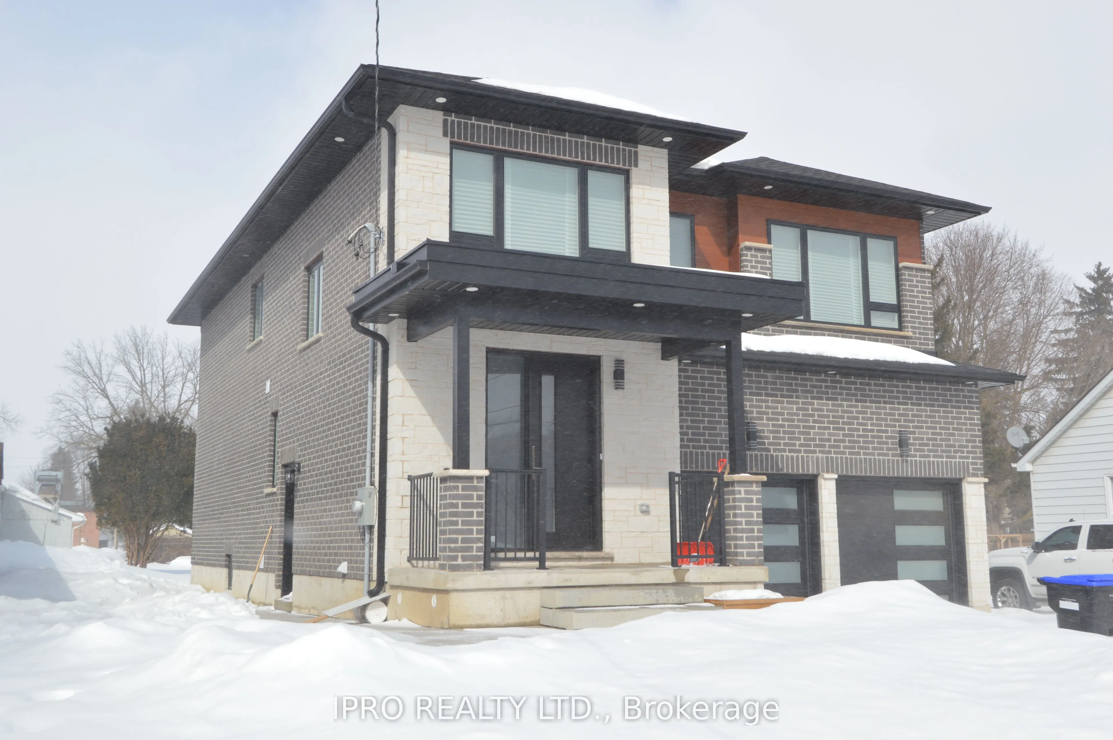44 Albert Street W