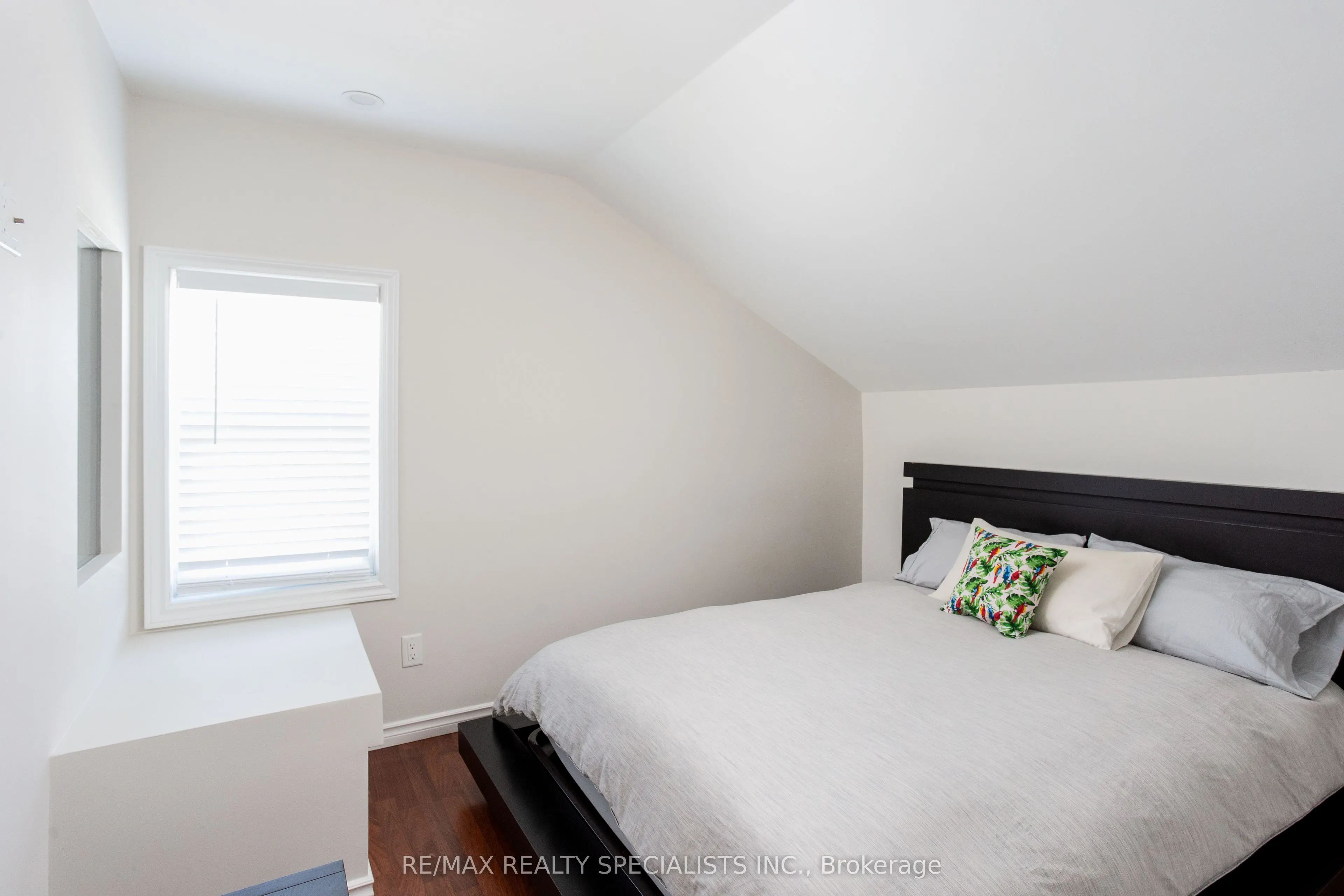 5 East John Street N