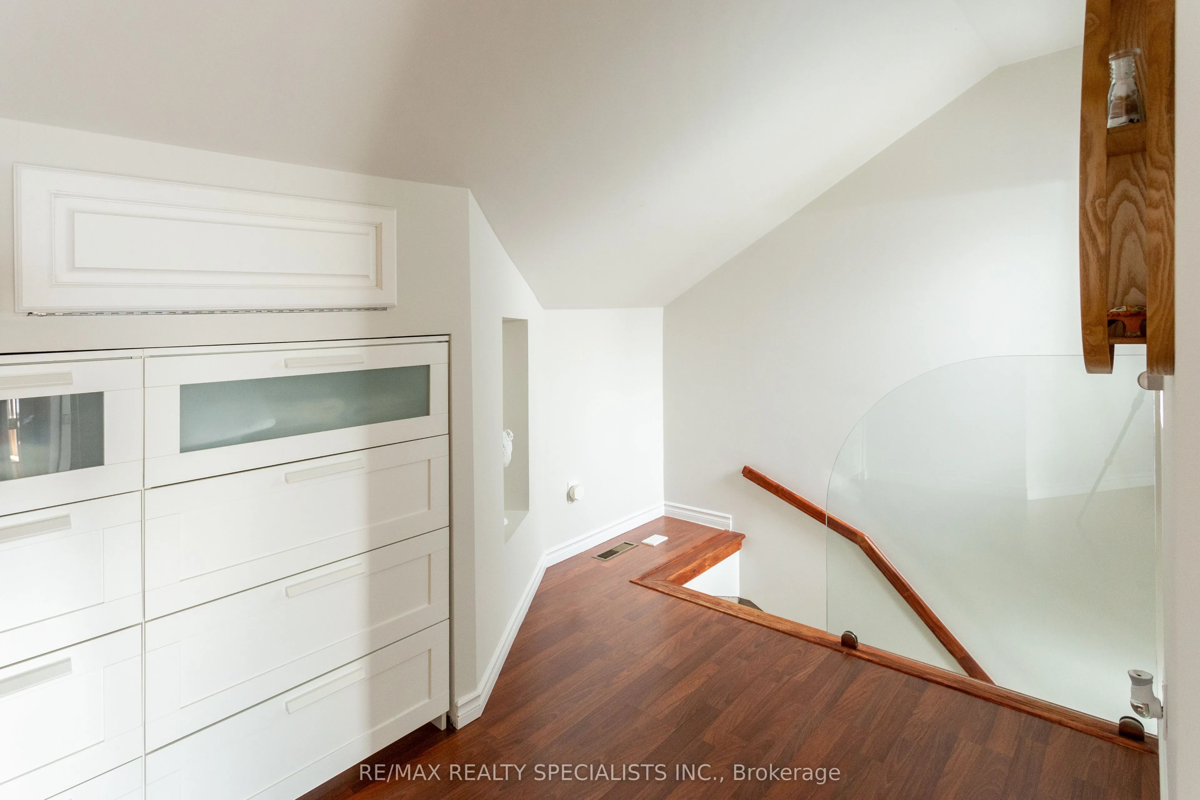 5 East John Street N