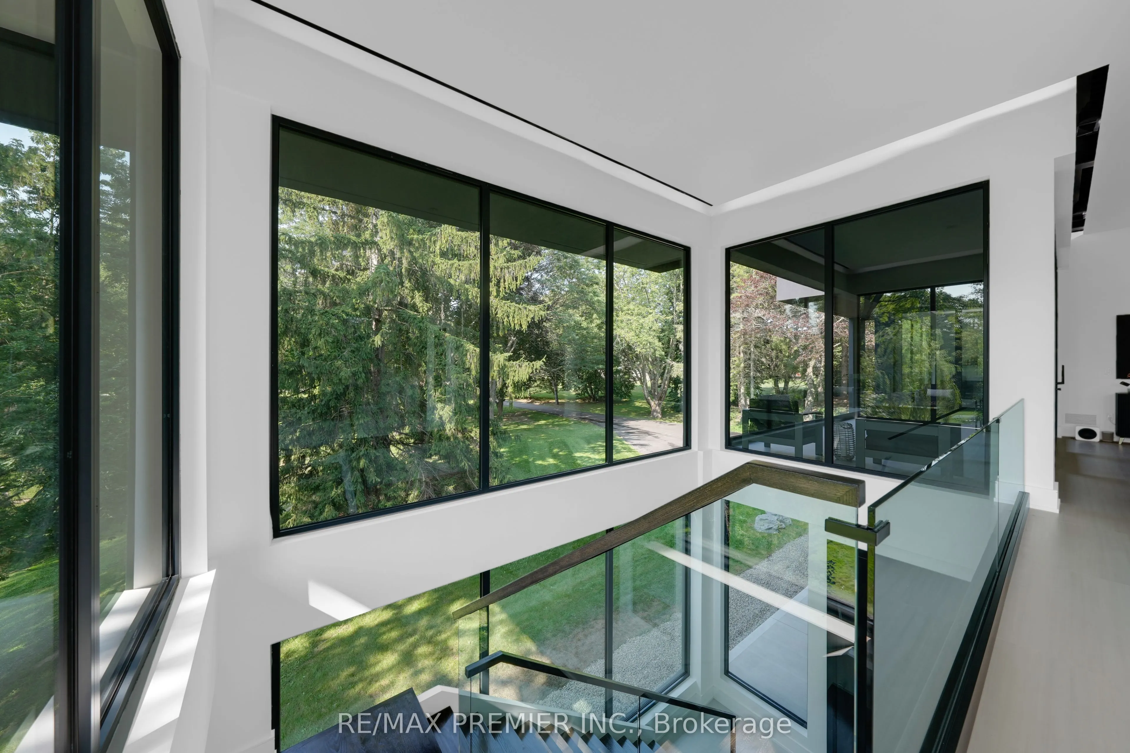 350 Kingscross Drive