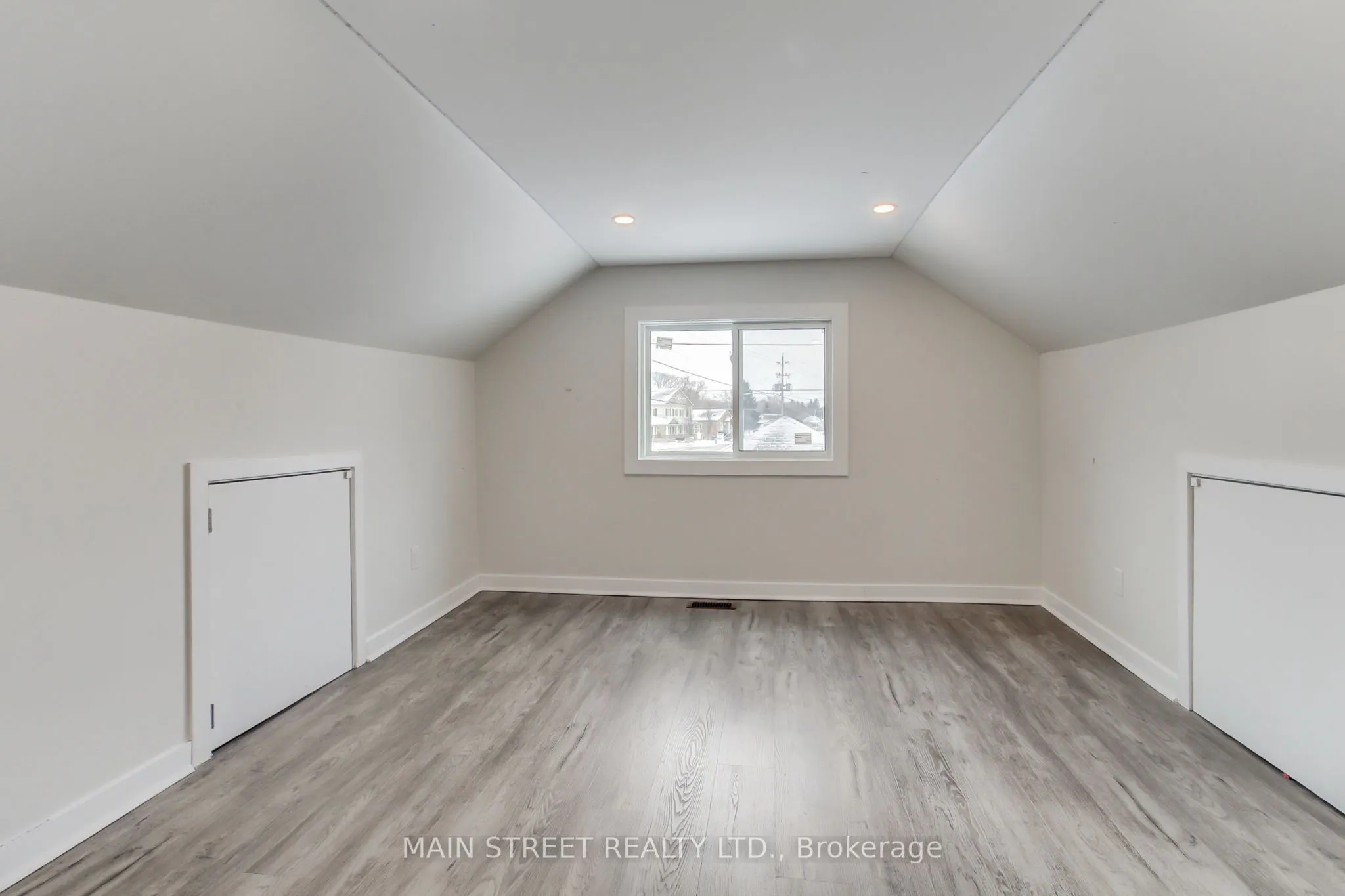 260 The Queensway Road S