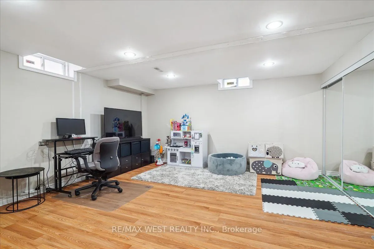 14 La Neve Avenue