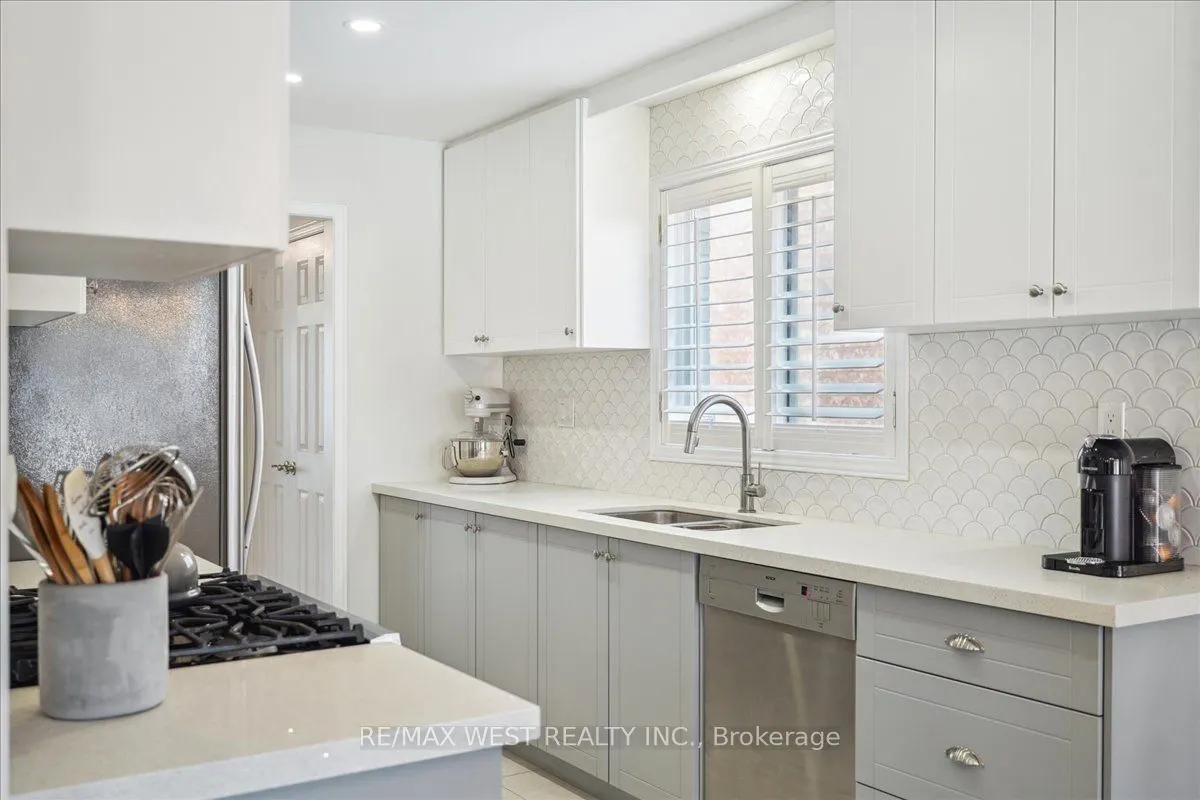 14 La Neve Avenue