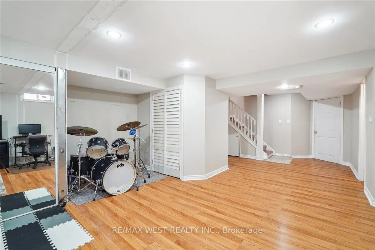 14 La Neve Avenue