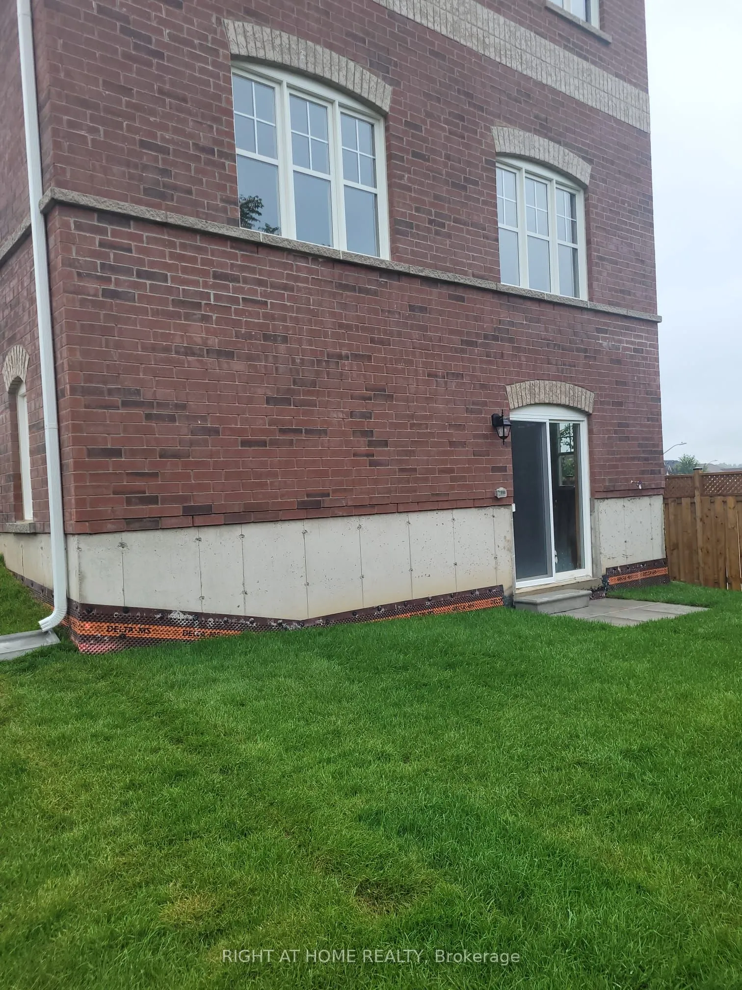 16 Ravenscraig Place, #16