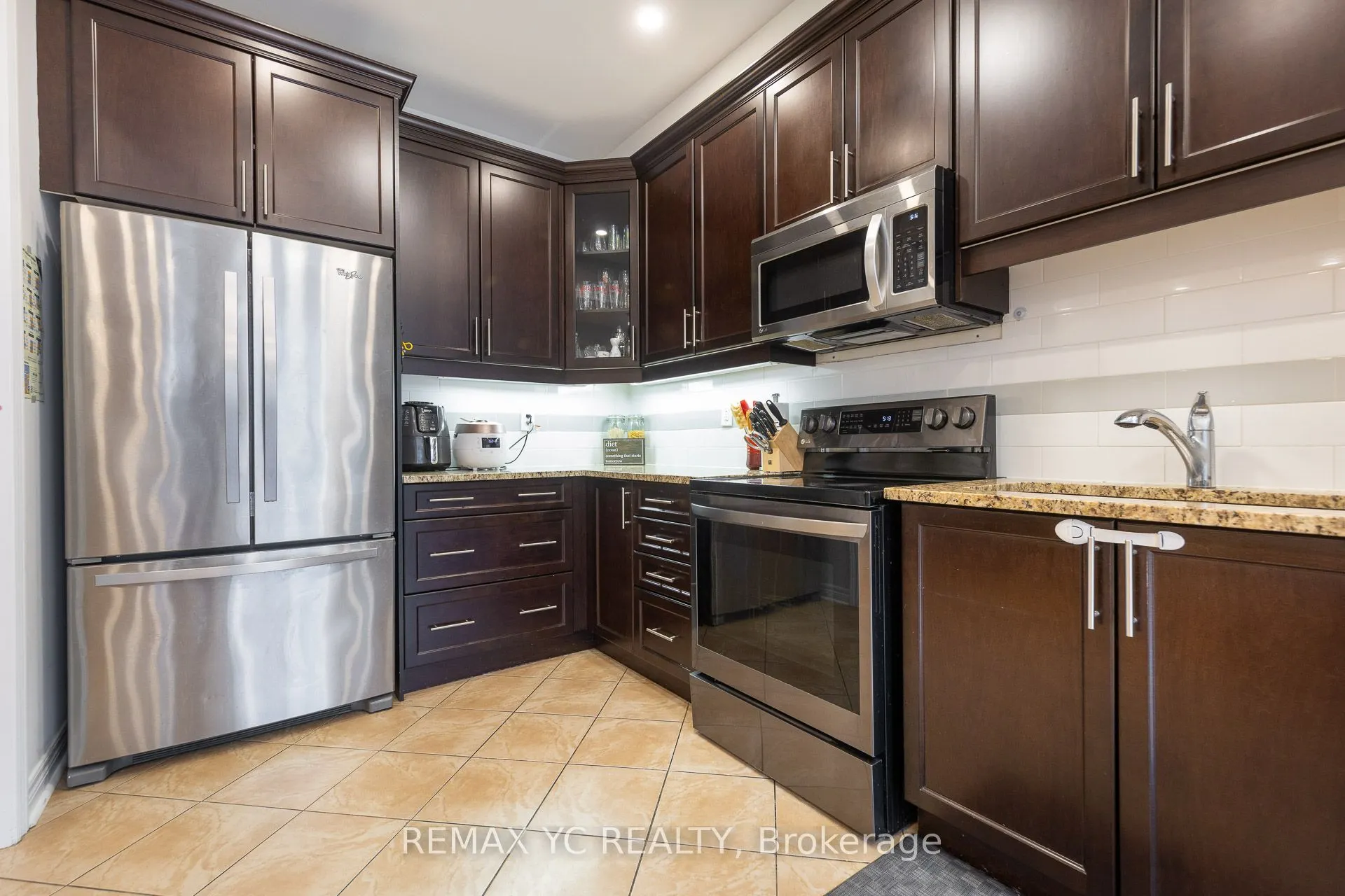 87 Chayna Crescent