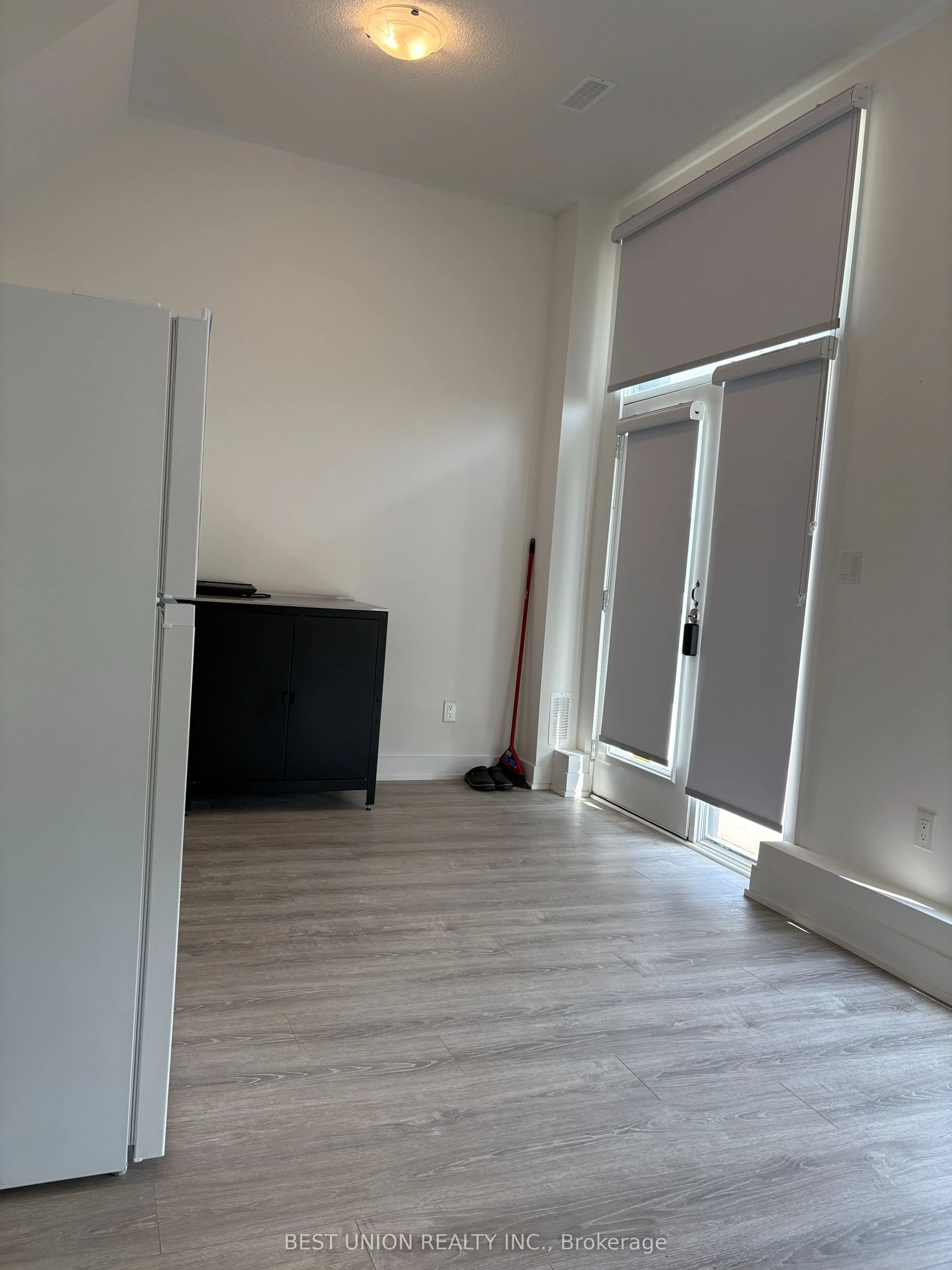 5506 Main Street N, #ground floor
