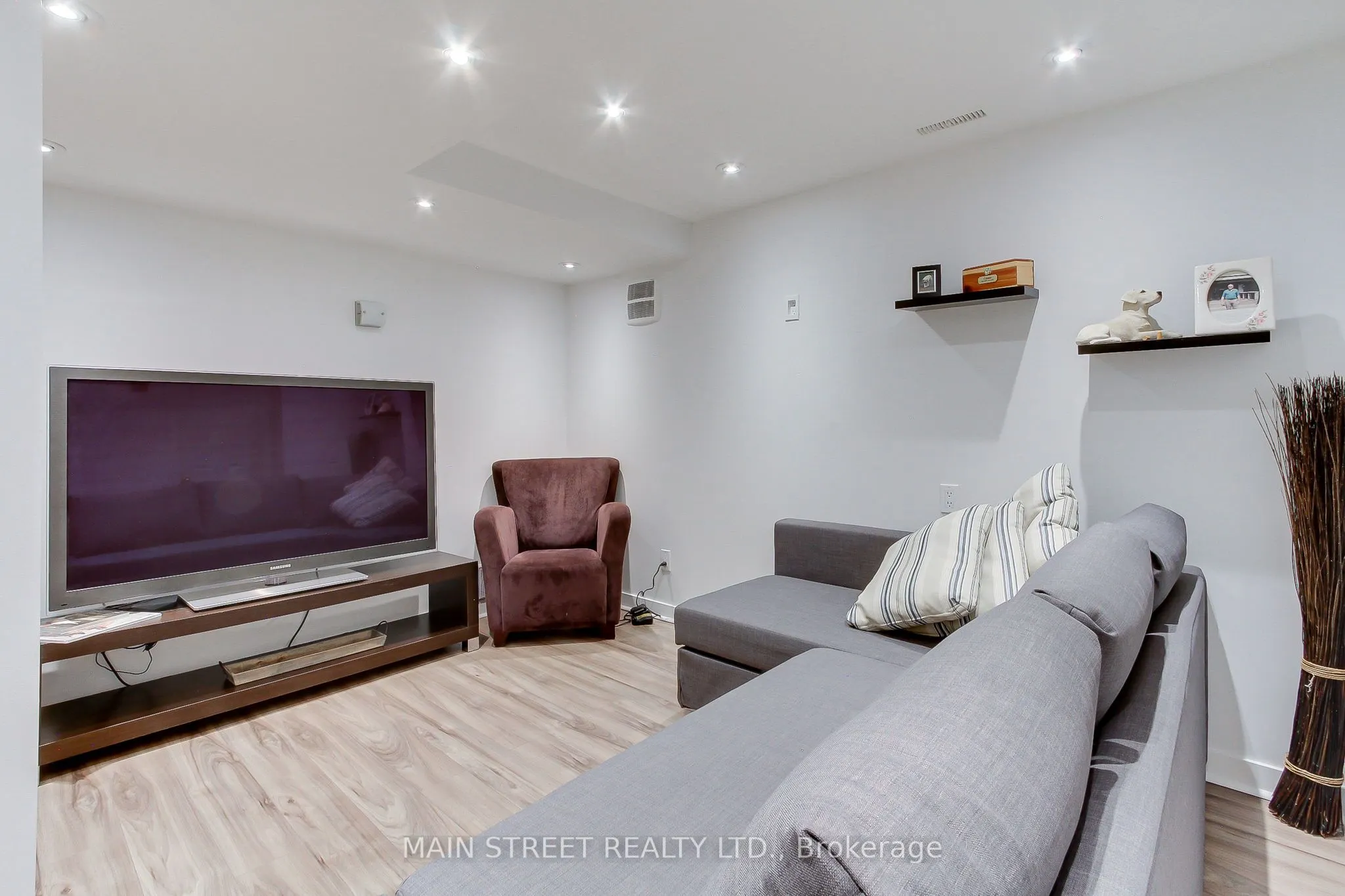 228 Warner Crescent