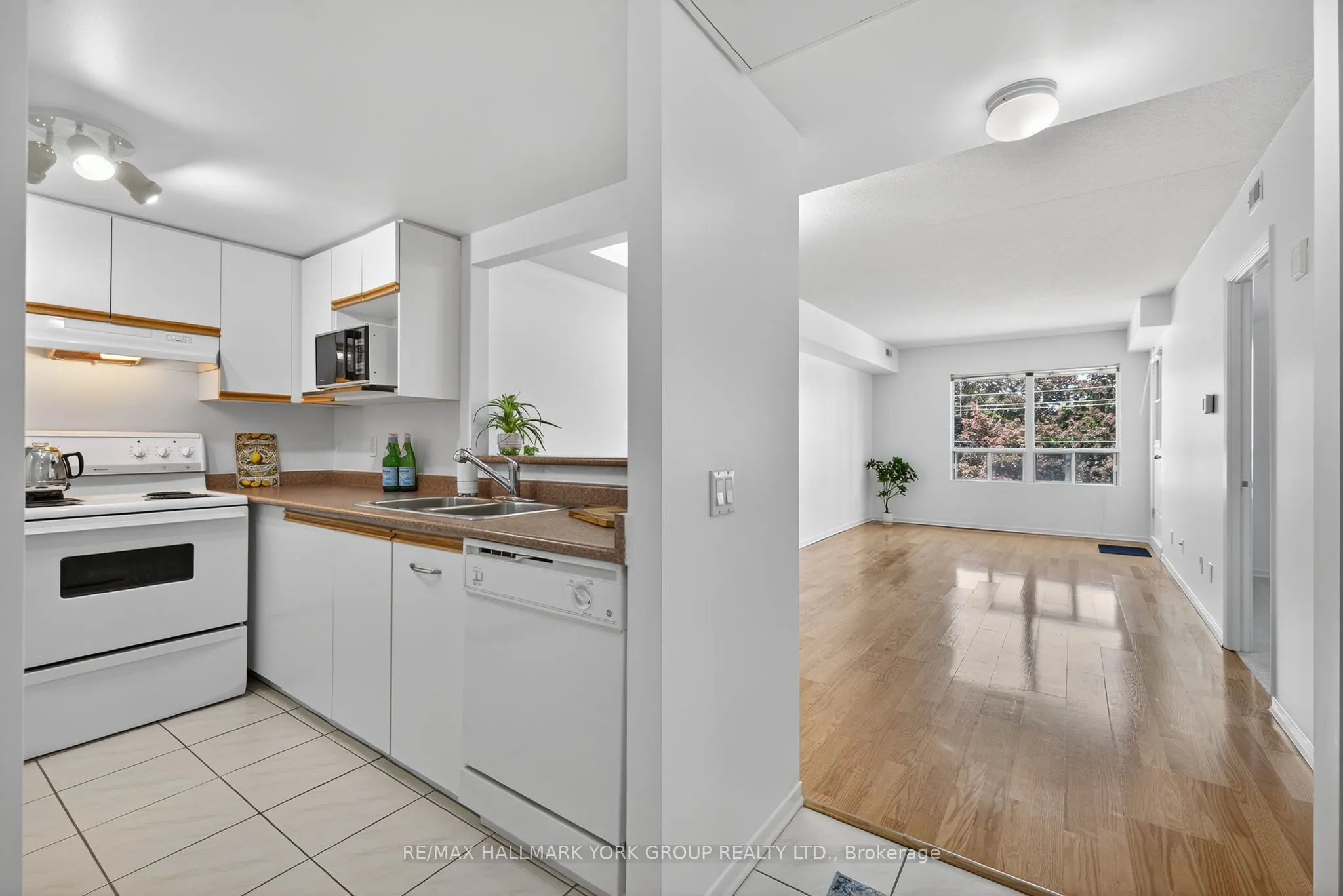 160 Wellington Street E, #210