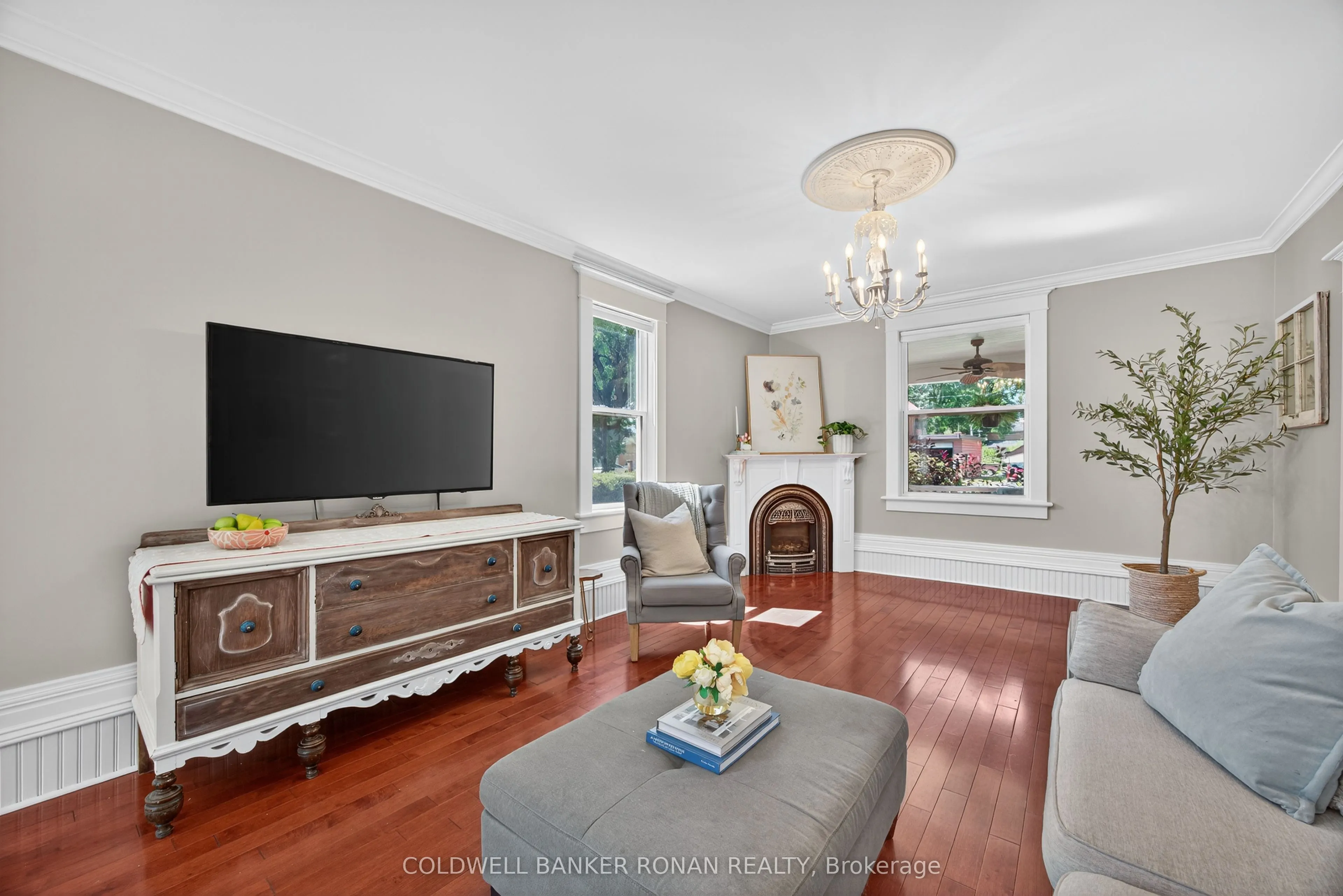 163 Wellington Street W