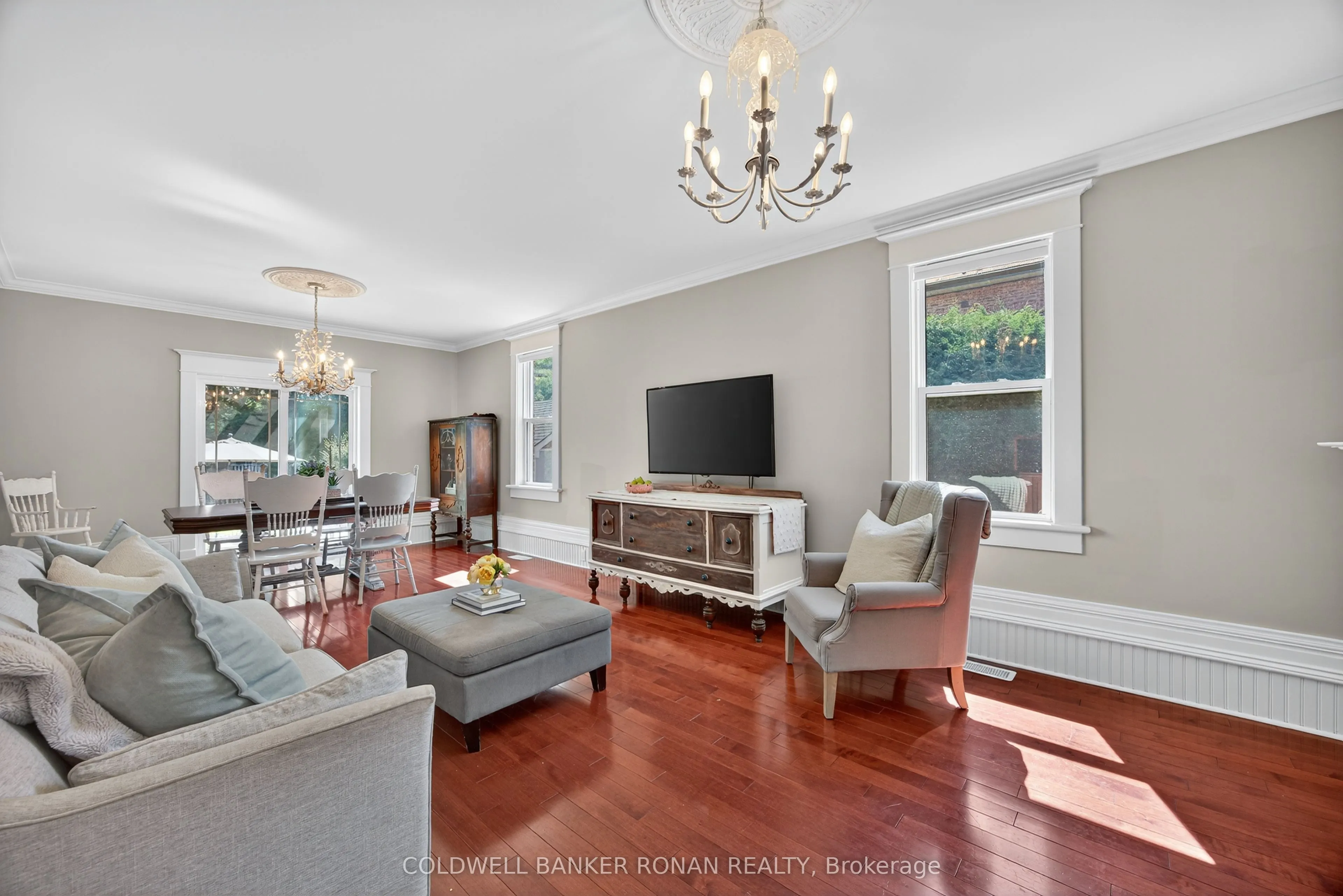 163 Wellington Street W