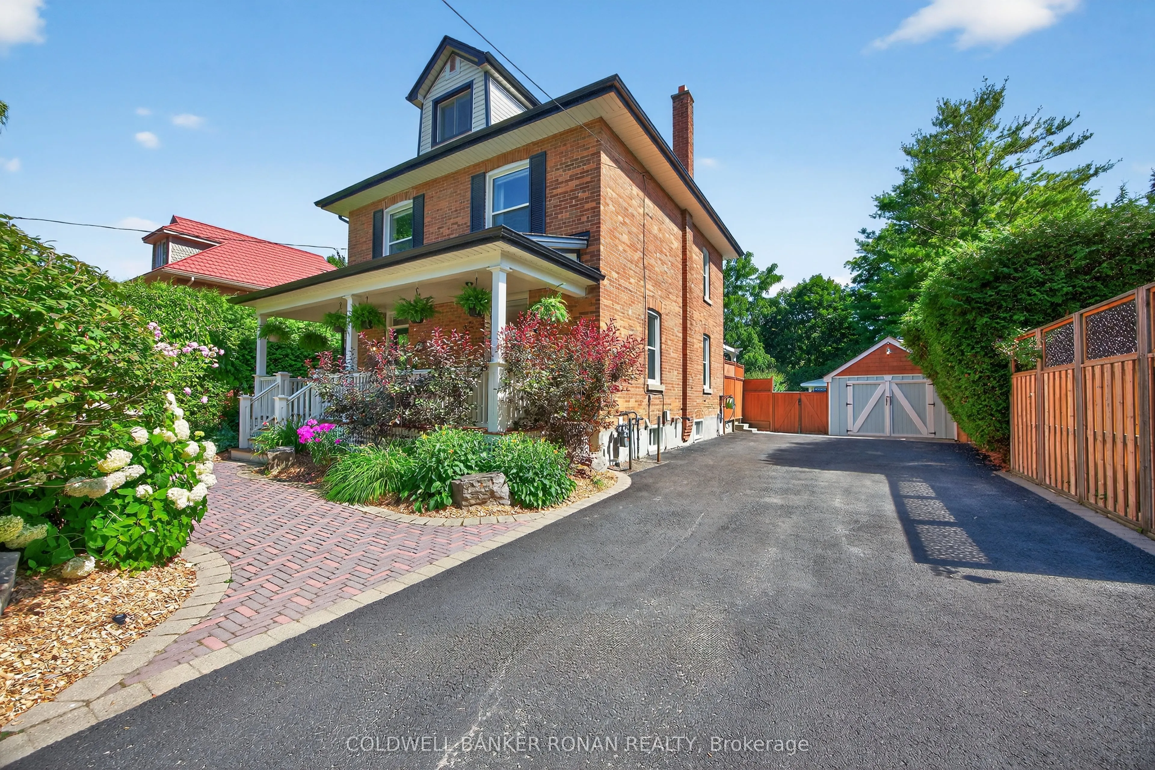 163 Wellington Street W