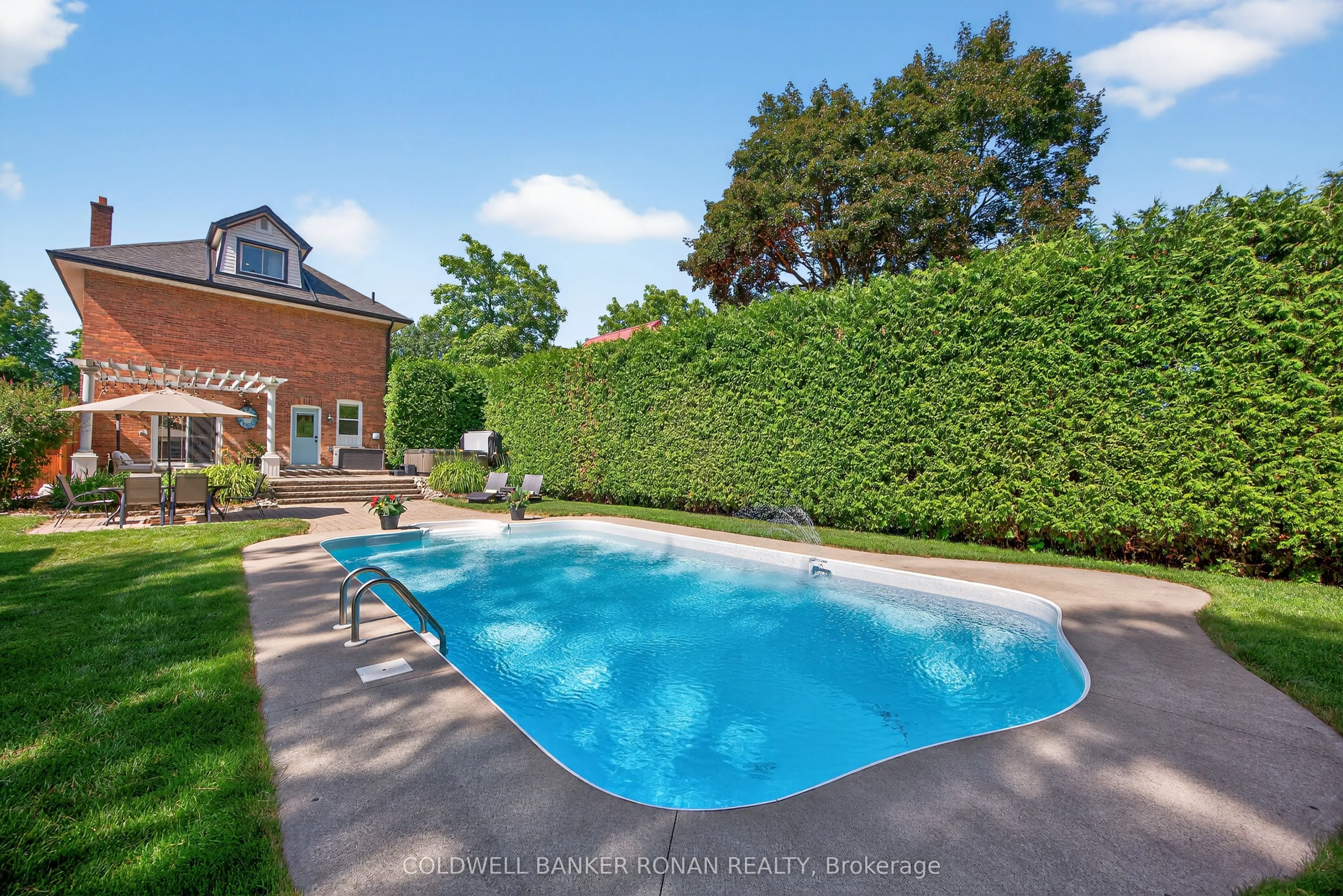 163 Wellington Street W