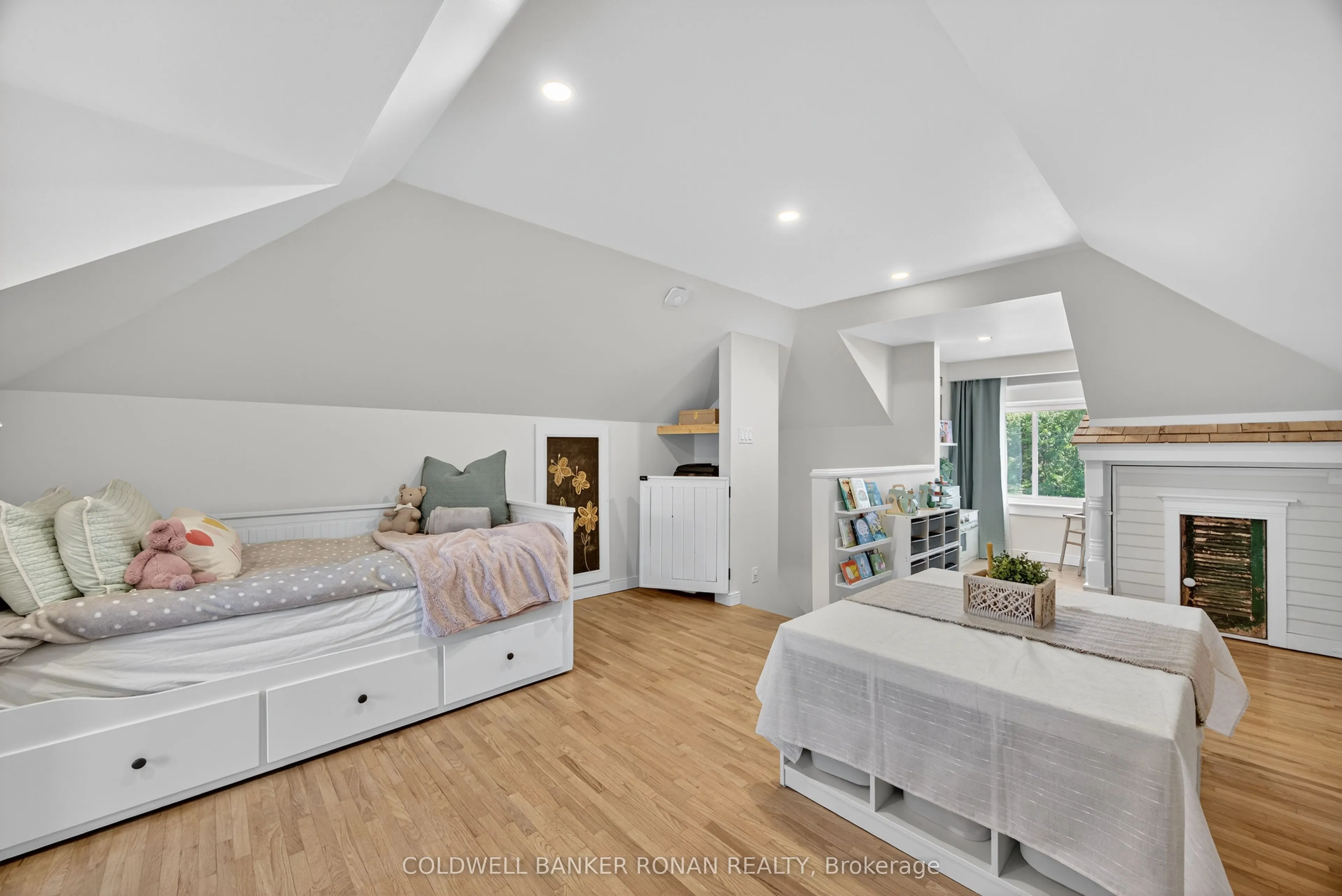 163 Wellington Street W