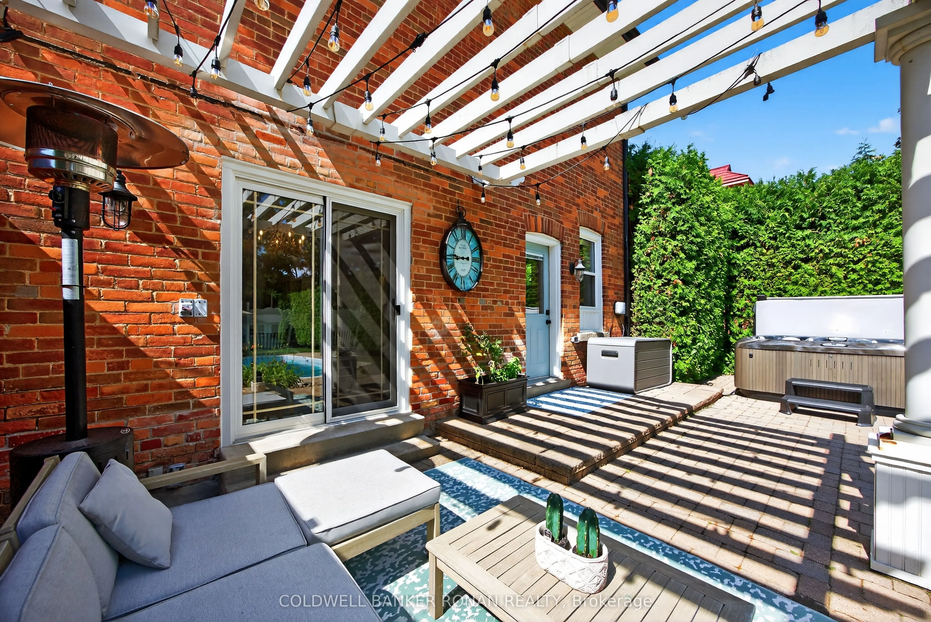 163 Wellington Street W