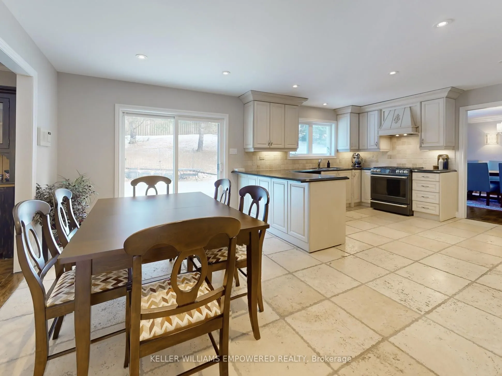 544 Woodland Acres Crescent