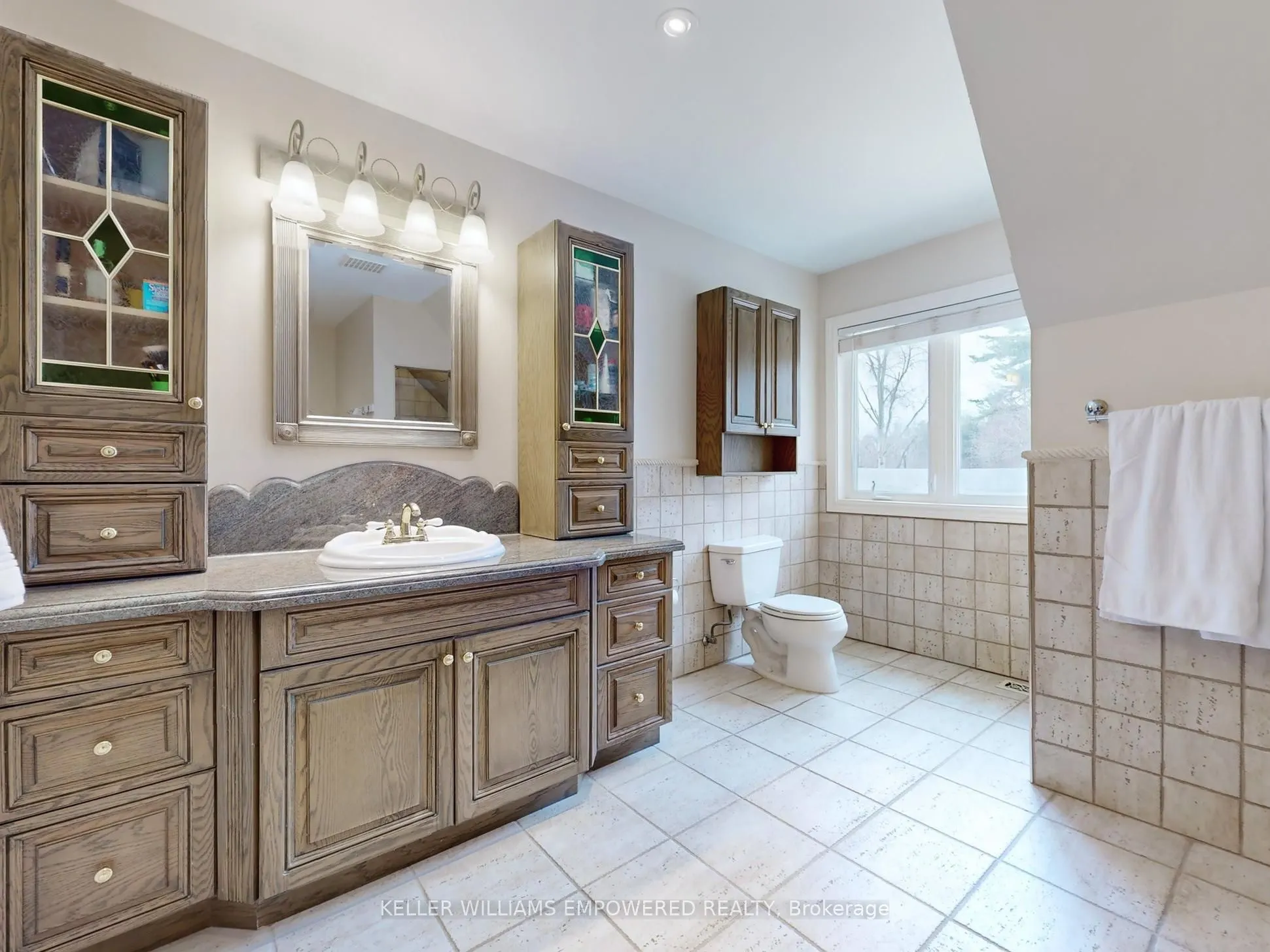 544 Woodland Acres Crescent