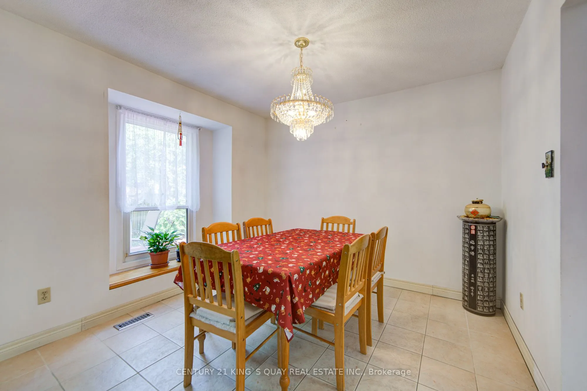 6 Cottsmore Crescent