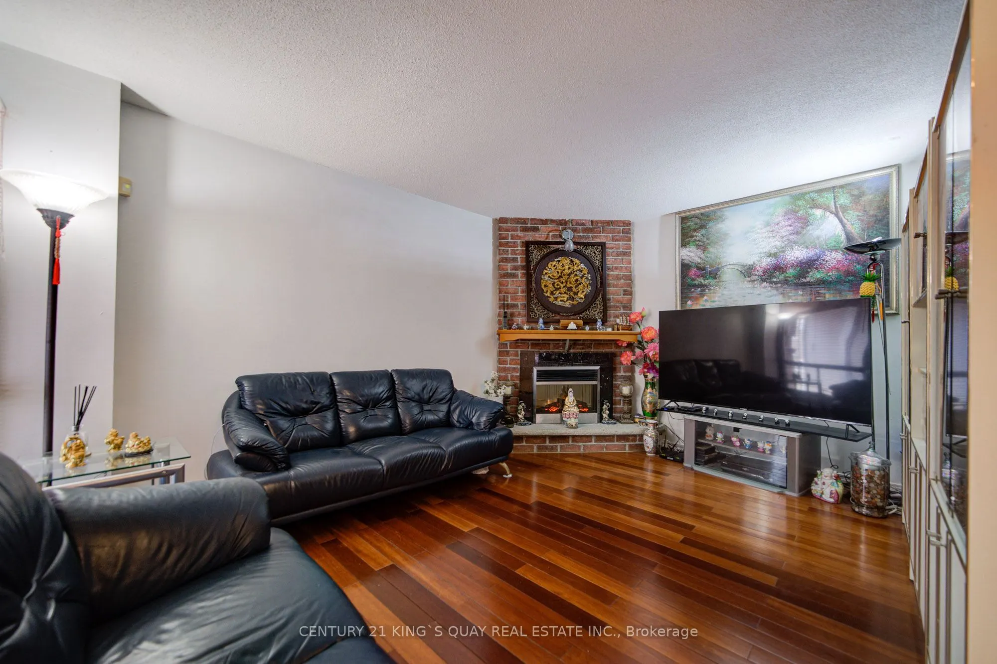 6 Cottsmore Crescent