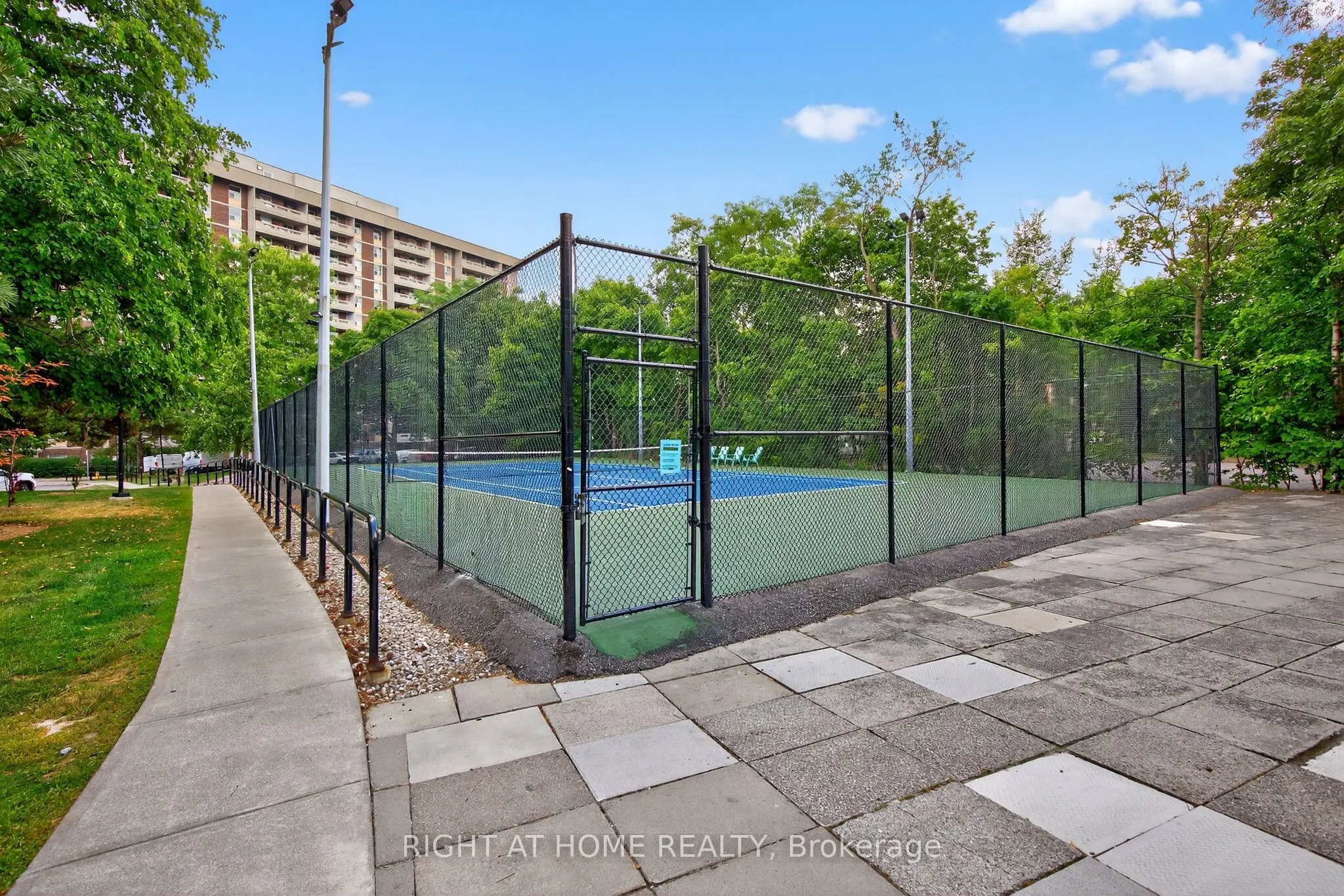 60 Inverlochy Boulevard, #211