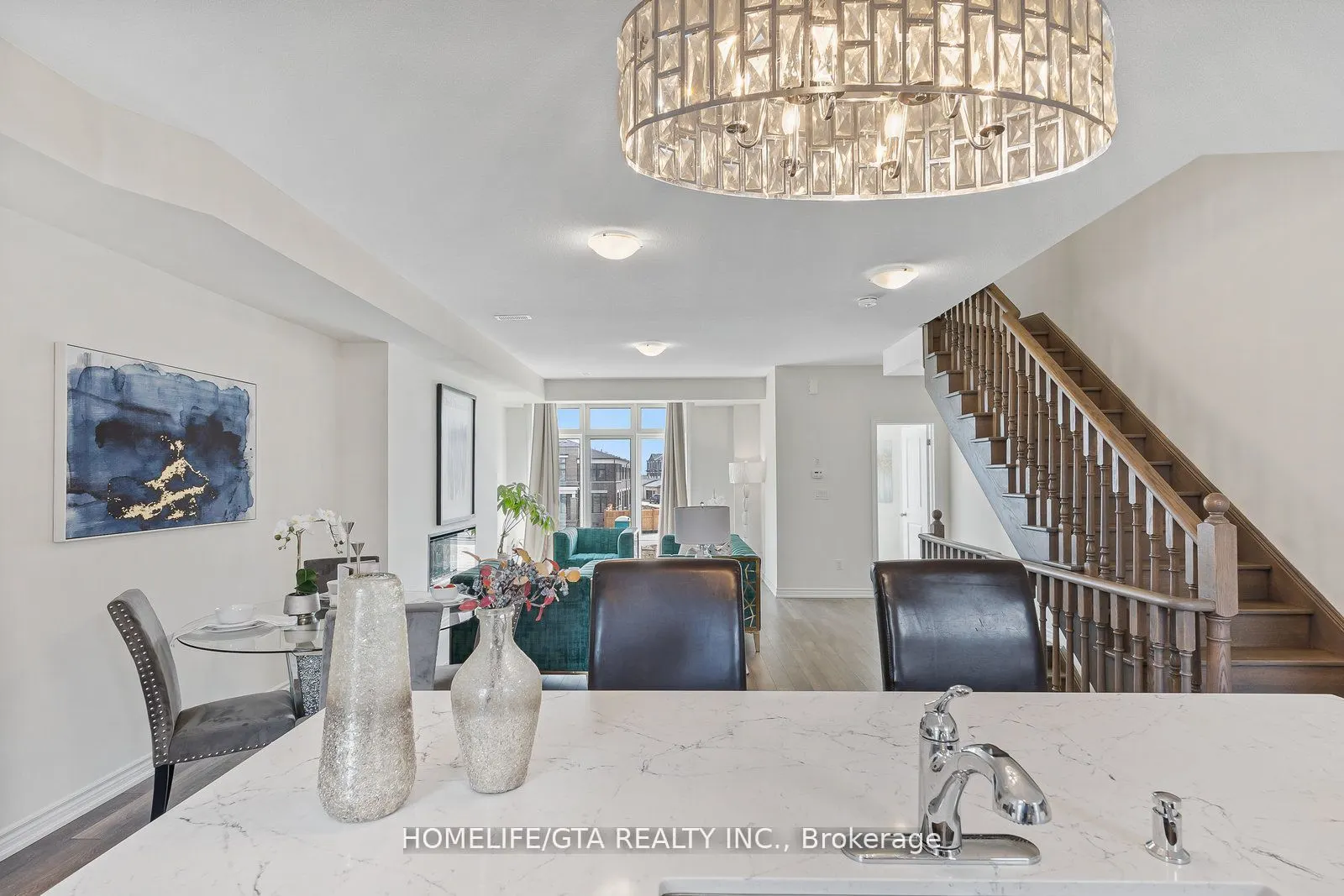 7 Holyrood Crescent