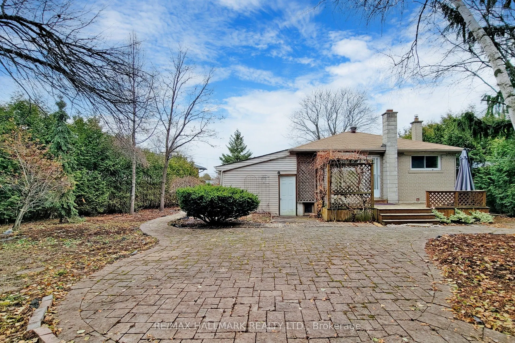 16 Knowles Crescent