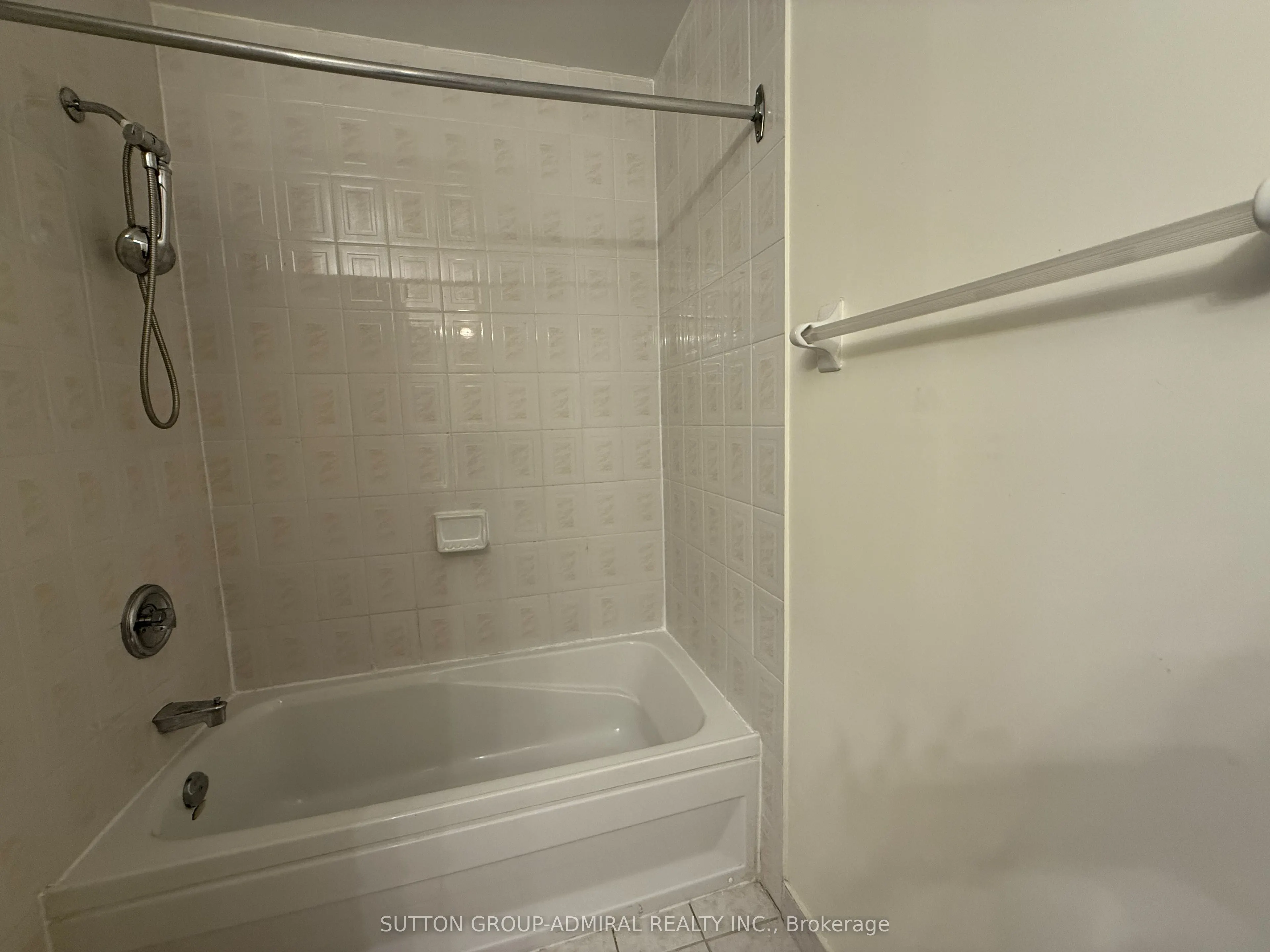 32 CLARISSA Drive, #PH27