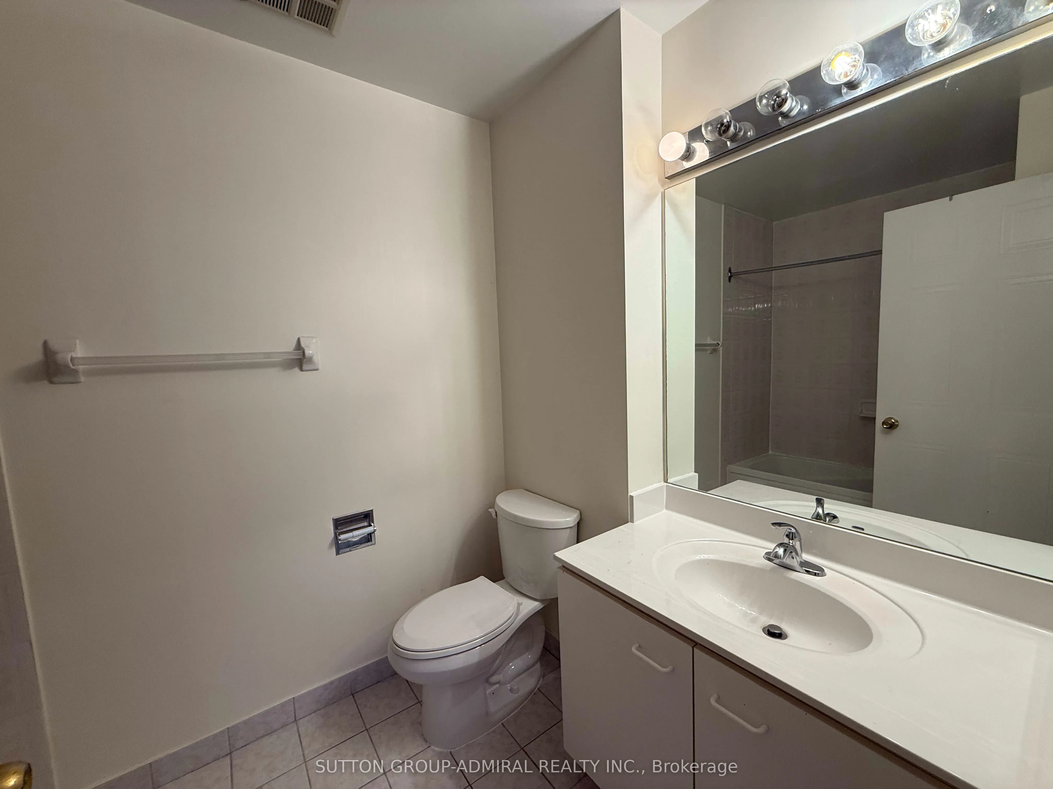 32 CLARISSA Drive, #PH27