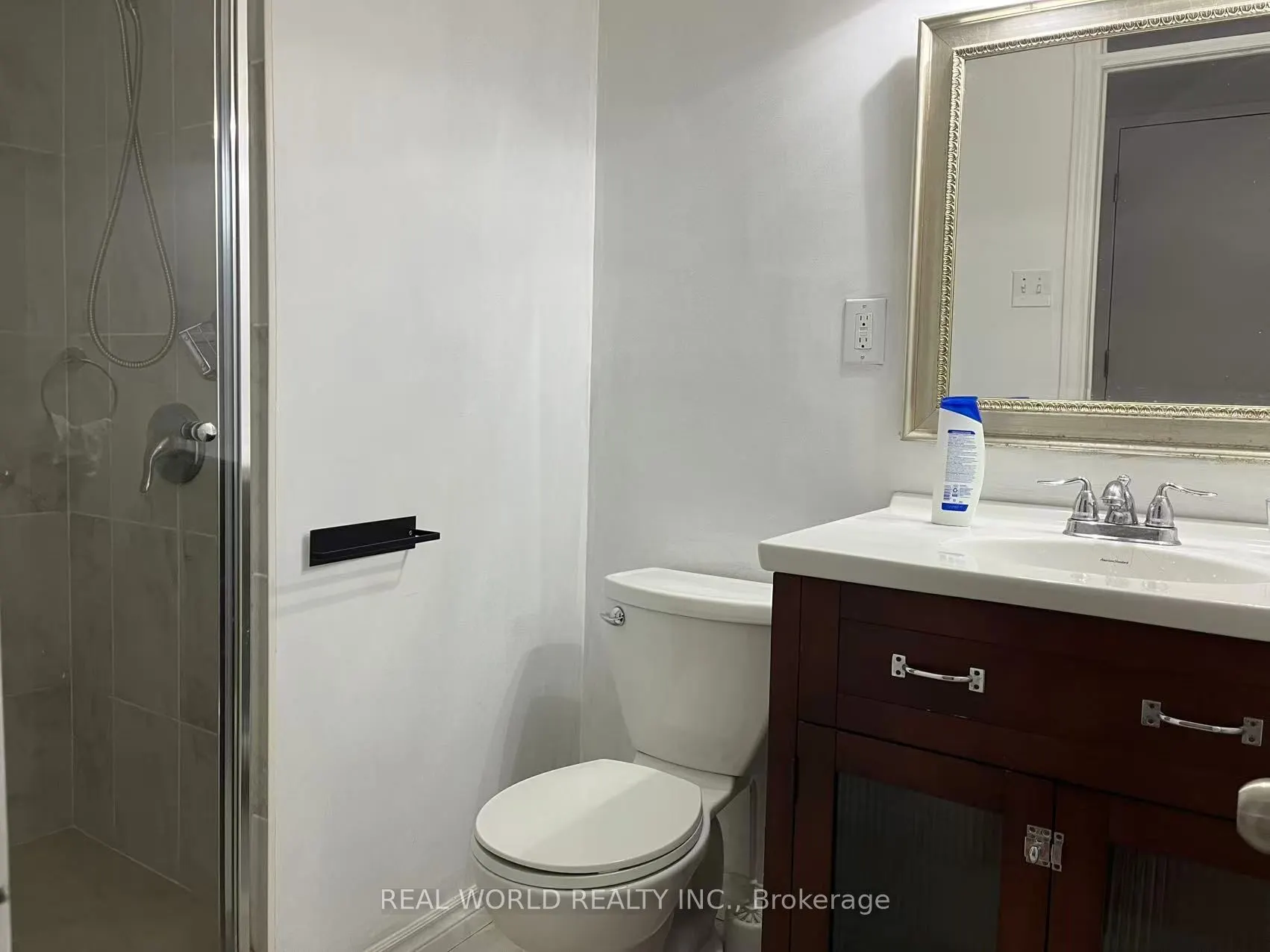 180 Royal Orchard Boulevard, #a room on the ground