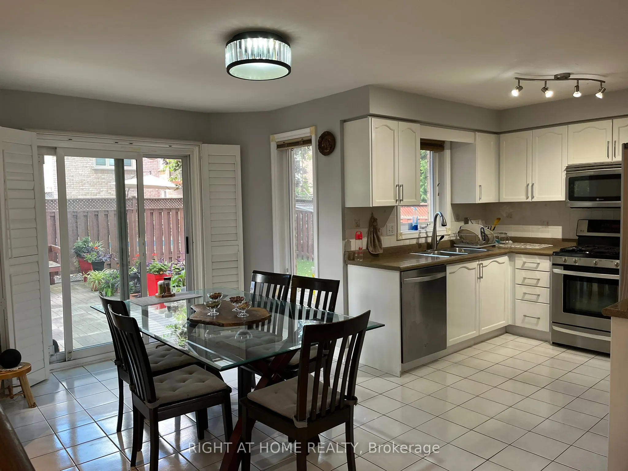 382 Chambers Crescent, #Upper