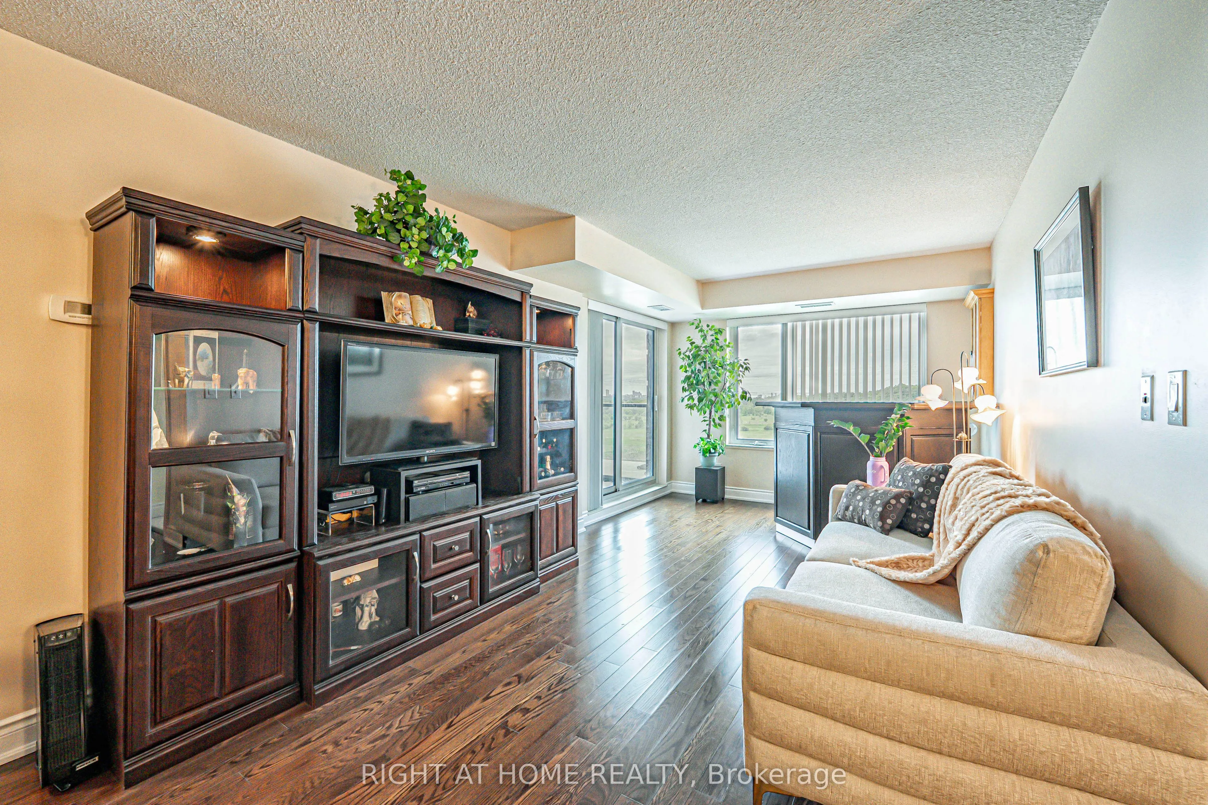 273 South Park Road, #809